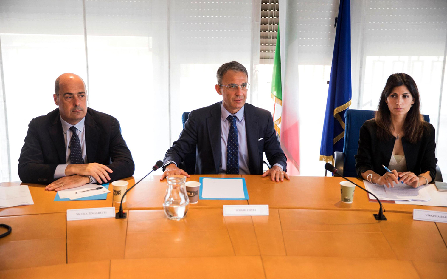 (S-D) Il presidente della Regione Lazio Nicola Zingaretti, il ministro dell'Ambiente Sergio Costa e la sindaca di Roma Virginia Raggi durante il vertice sui rifiuti di Roma svoltosi al ministero dell'Ambiente, Roma, 9 luglio 2019. ANSA/ MINISTERO DELL'AMBIENTE   +++ ANSA PROVIDES ACCESS TO THIS HANDOUT PHOTO TO BE USED SOLELY TO ILLUSTRATE NEWS REPORTING OR COMMENTARY ON THE FACTS OR EVENTS DEPICTED IN THIS IMAGE; NO ARCHIVING; NO LICENSING +++