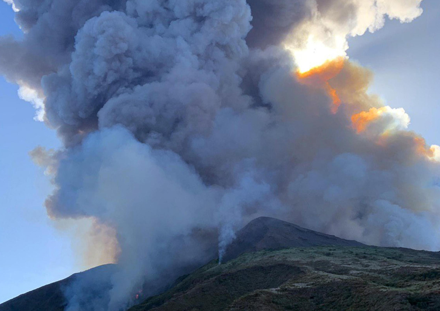 Stromboli, il video del momento dell’esplosione del vulcano