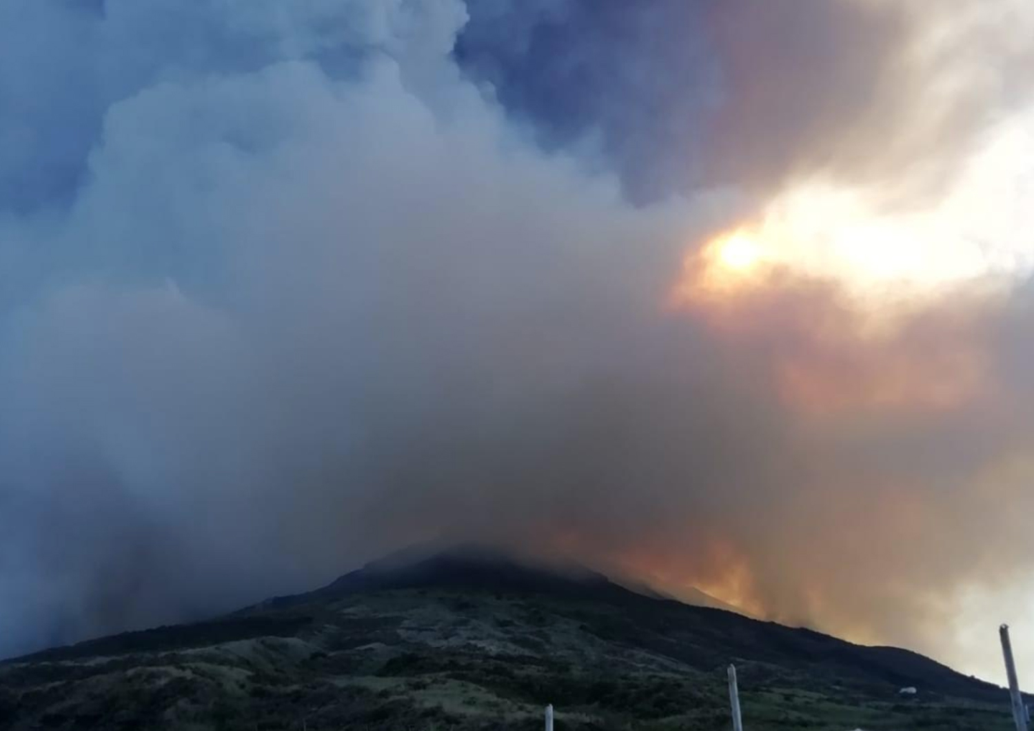 Stromboli, violenta esplosione dal cratere: un escursionista morto e due feriti