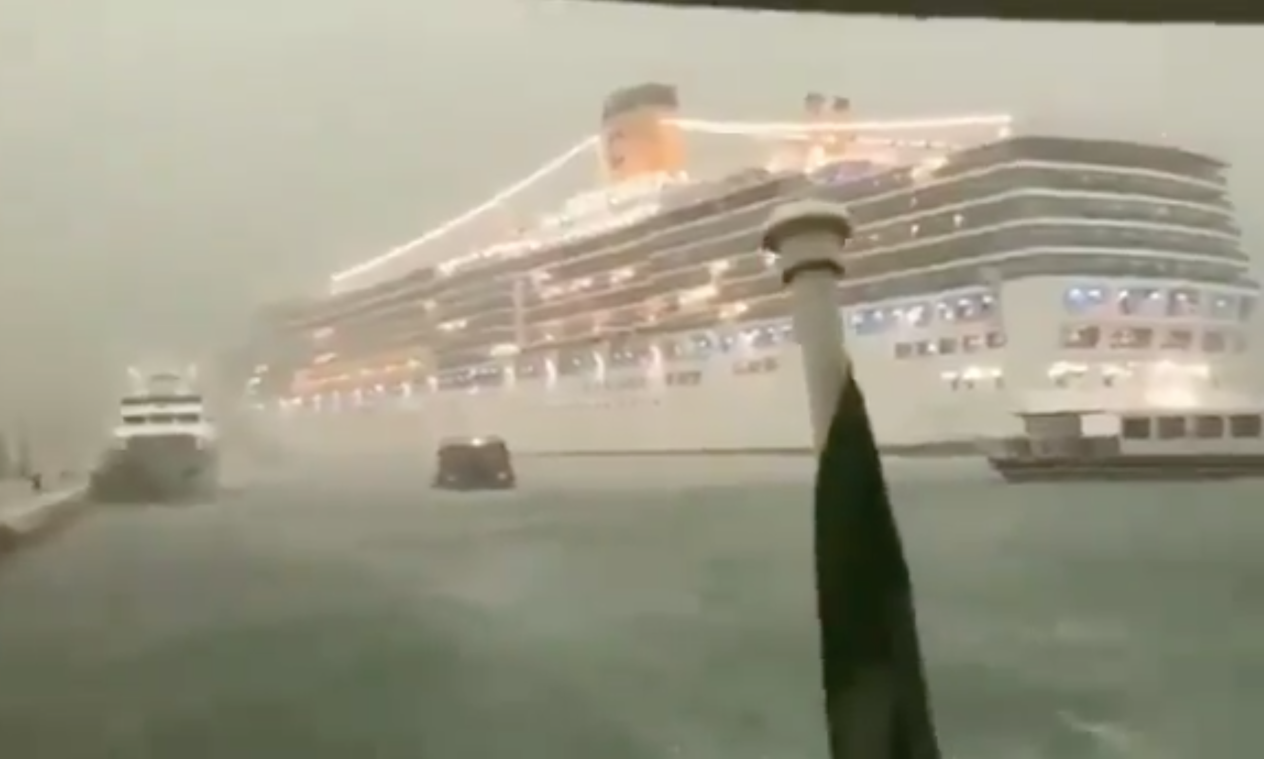 Venezia, nave da crociera sbanda verso la banchina. La Procura apre un fascicolo – Il video
