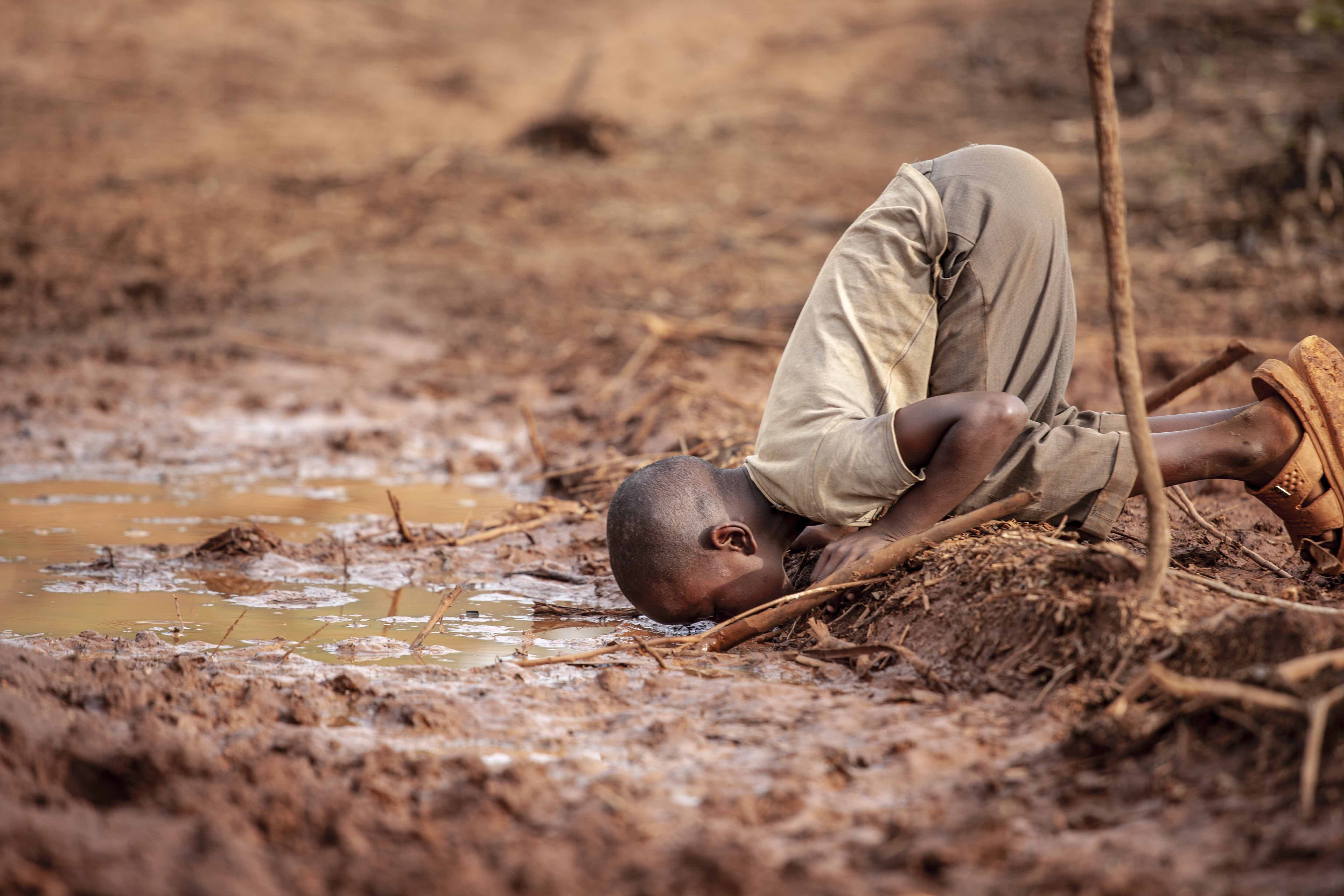 Отшельнику больному страдающему от голода жажды. Недостаток воды в Африке. Дефицит воды.