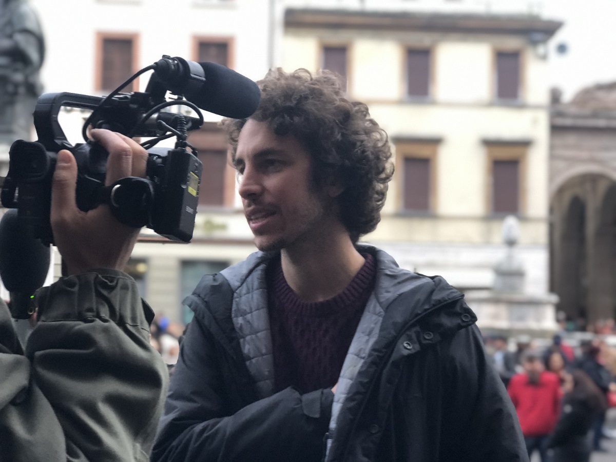 Sardine, Mattia Santori: «Berlusconi ha scoperto la tv, Grillo internet, Salvini Facebook. Noi abbiamo riportato i giovani in piazza» – Il video