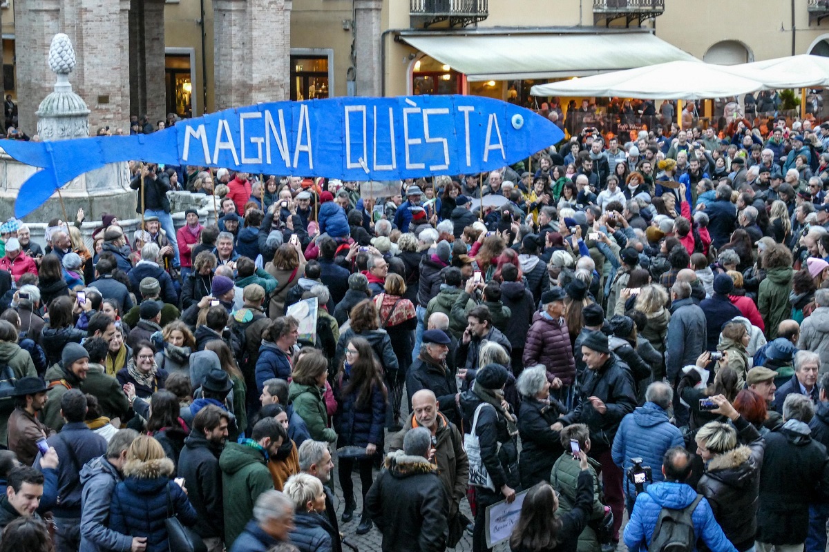 Le settemila 'sardine' che hanno occupato Piazza Cavour in un flashmob di protesta contro la presenza del leader della Lega Matteo Salvini, Rimini, 24 novembre 2019. ANSA/PASQUALE BOVE