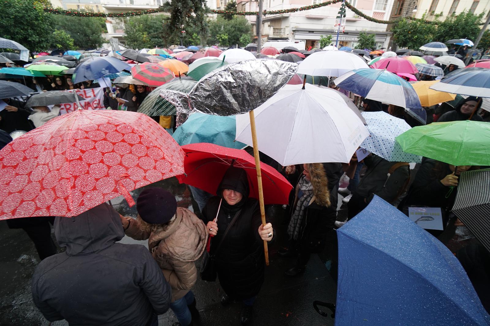 Iniziativa di protesta del movimento delle ''sardine'' dal titolo ''Sorrento NON si lega - '#SorrentoNonAbbocca'' in occasione della visita del leader della Lega Matteo Salvini, Sorrento, 21 novembre 2019. 
ANSA/ CESARE ABBATE