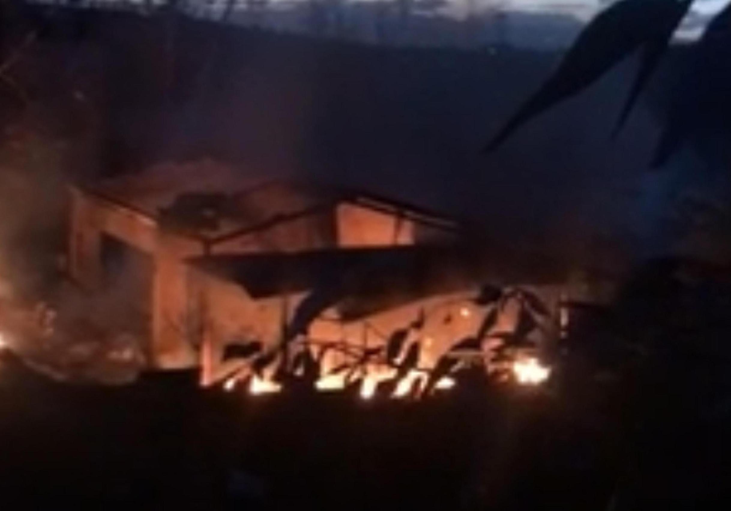 Il fermo immagine, tratta da un video pubblicato su Twitter, mostra l'incendio e il fumo dopo l'esplosione nella fabbrica di fuochi d'artificio a Barcellona Pozzo di Gotto (Messina), 20 novembre 2019.
FERMO IMMAGINE VIDEO TWITTER
+++ATTENZIONE LA FOTO NON PUO' ESSERE PUBBLICATA O RIPRODOTTA SENZA L'AUTORIZZAZIONE DELLA FONTE DI ORIGINE CUI SI RINVIA+++ ++HO - NO SALES EDITORIAL USE ONLY++