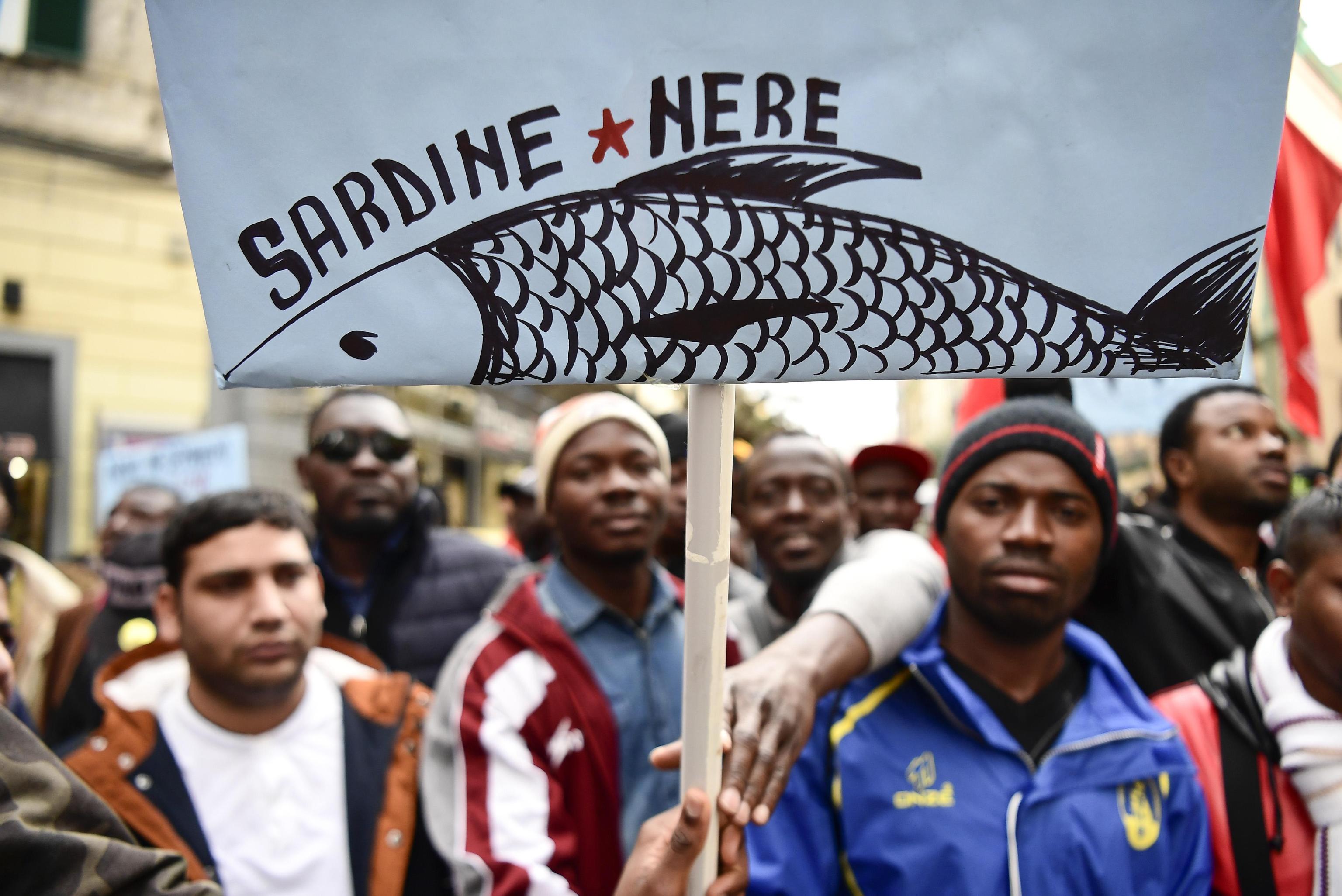 Oltre 200 'sardine nere' del Movimento Migranti e Rifugiati di Napoli hanno fatto il loro esordio manifestando in corteo per chiedere l'accelerazione
dei tempi della procedura per il riconoscimento della protezione internazionale, il rapido rilascio dei permessi di soggiorno. Mostrando manifesti contro l'ex ministro Salvini e contro l'attuale titolare del Viminale, Lamorgese, i migranti sono partiti in corteo da Piazza Garibaldi diretti verso la Questura. All'altezza di Via Mezzocannone c'è stata una deviazione verso la zona dei turistica dei Decumani, 7 dicembre 2019. 
ANSA / CIRO FUSCO
