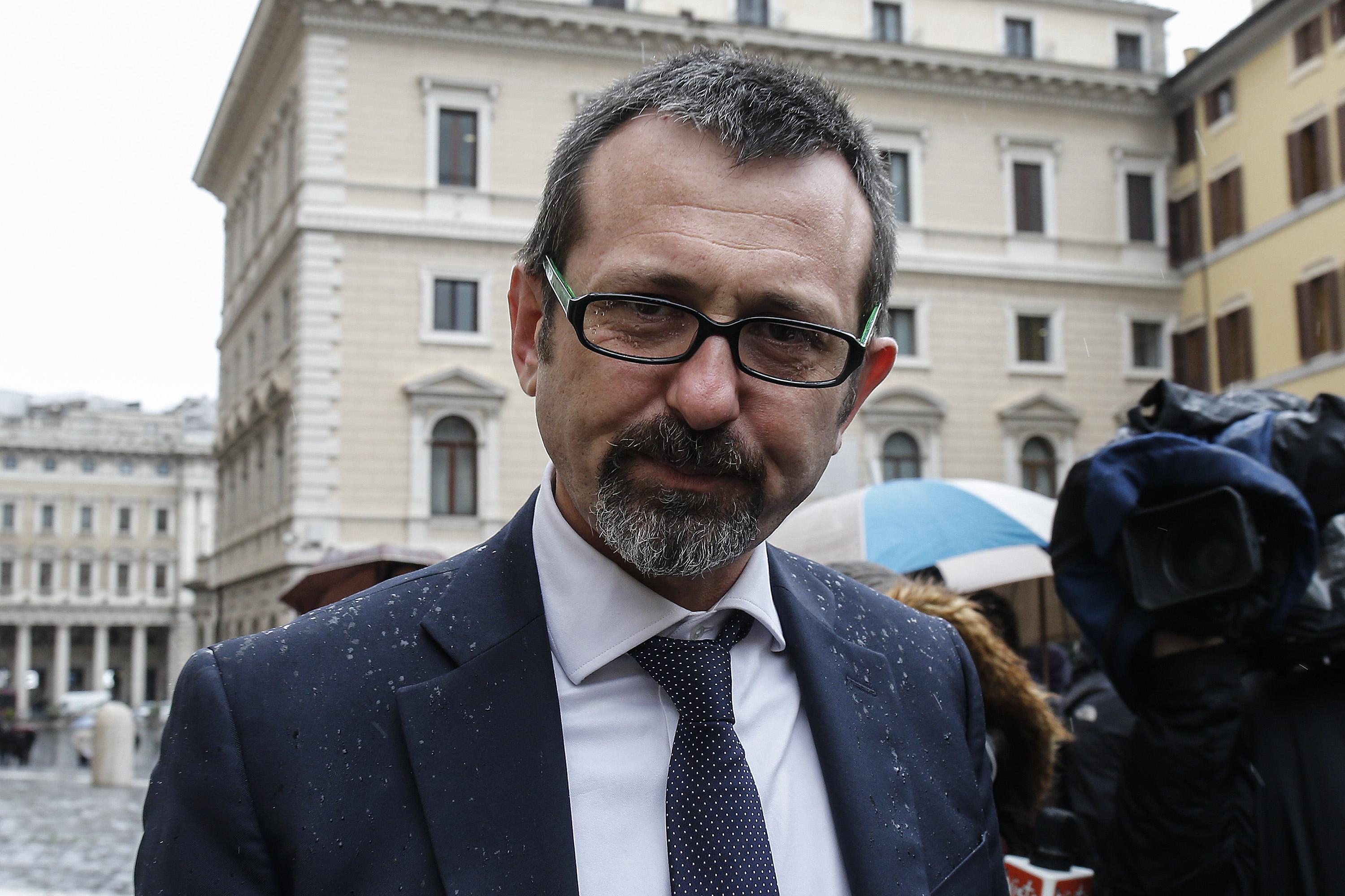 Il deputato di Fratelli d'Italia, Andrea Delmastro  in piazza Montecitorio,  Roma 20 marzo 2018. ANSA/FABIO FRUSTACI