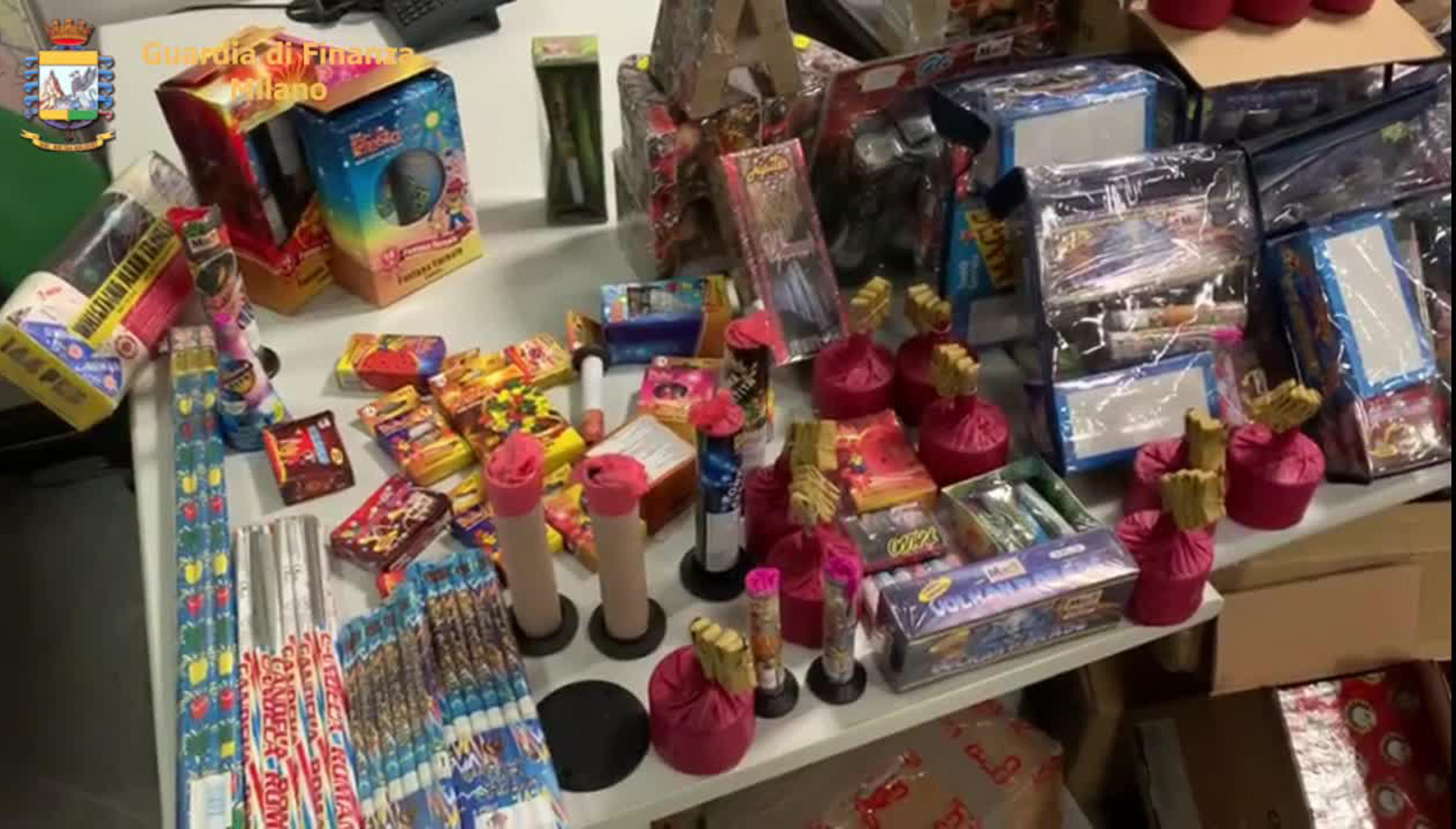 Un frame tratto da un video della Guardia di finanza di Milano che mostra gli oltre 250 kg di botti illegali trovati e sequestrati, 17 dicembre 2019.  ANSA / GUARDIA DI FINANZA MILANO +++  ANSA PROVIDES ACCESS TO THIS HANDOUT PHOTO TO BE USED SOLELY TO ILLUSTRATE NEWS REPORTING OR COMMENTARY ON THE FACTS OR EVENTS DEPICTED IN THIS IMAGE; NO ARCHIVING; NO LICENSING  +++