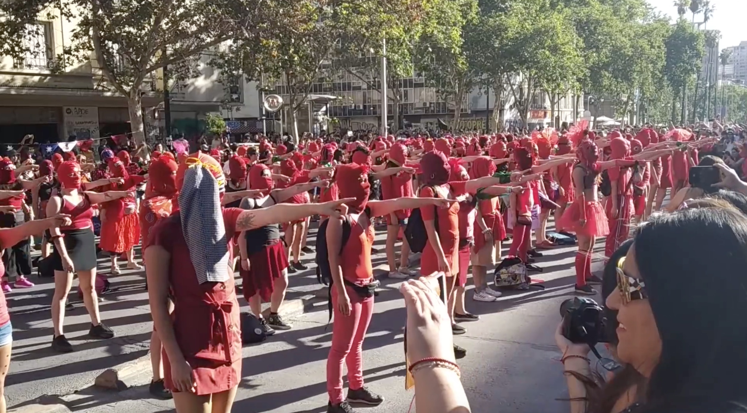 «Lo stupratore sei tu»: dal Cile all’Europa, ecco il flash mob femminista che sta facendo il giro del mondo