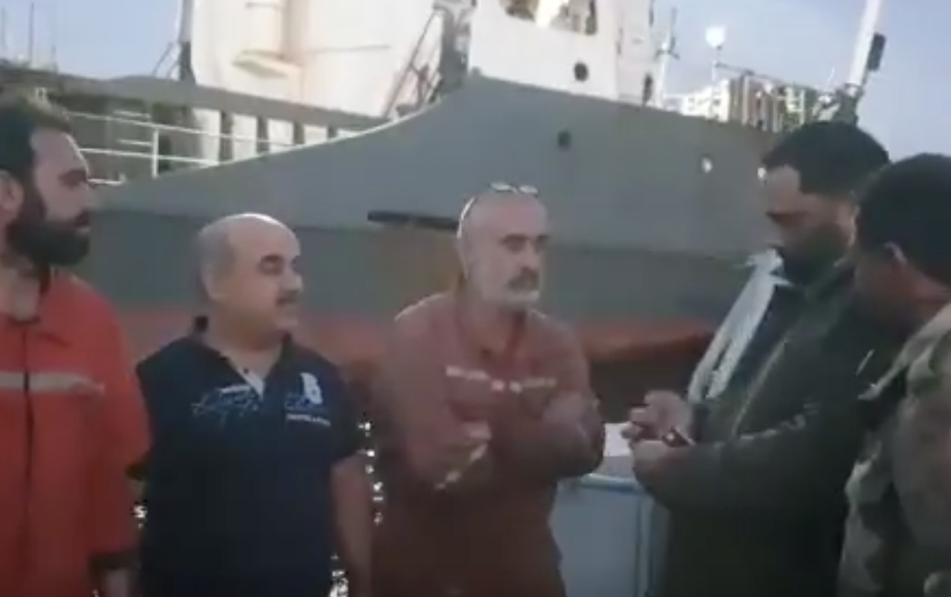 Libia, le forze di Haftar sequestrano una nave con equipaggio turco – Il video