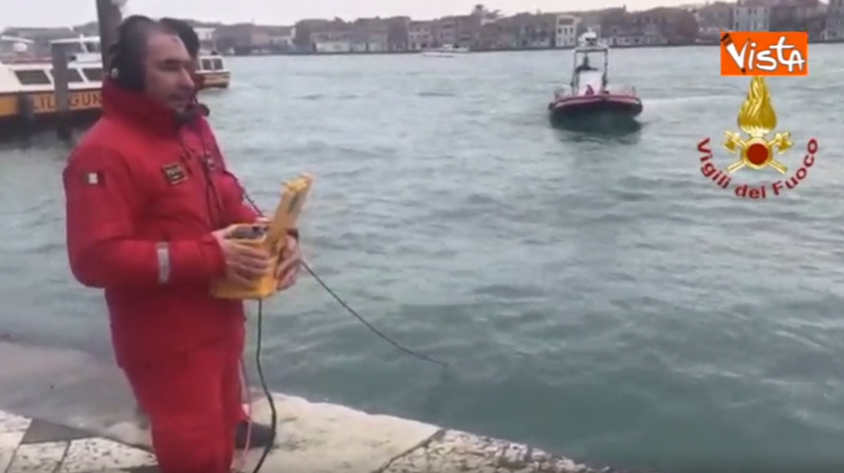 A 7 metri di profondità, nel canale della Giudecca. Le immagini dell’edicola storica portata via dall’acqua alta a Venezia