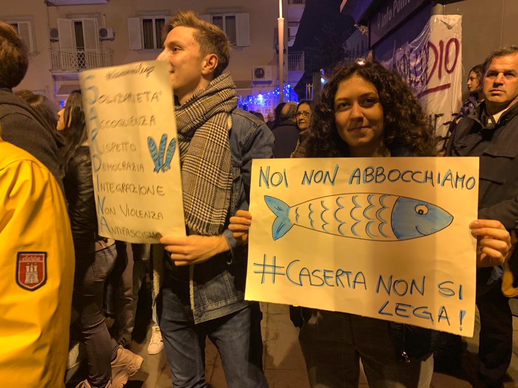 Sardine in piazza a Caserta, tra «Salvini quaquaraquà» e «Bella Ciao» – Foto e Video