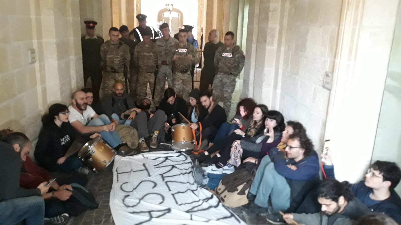 Malta, sit-in e cori fuori l’ufficio del premier Muscat: «Tana di criminali». Protesta anche la sorella di Caruana Galizia- Il video