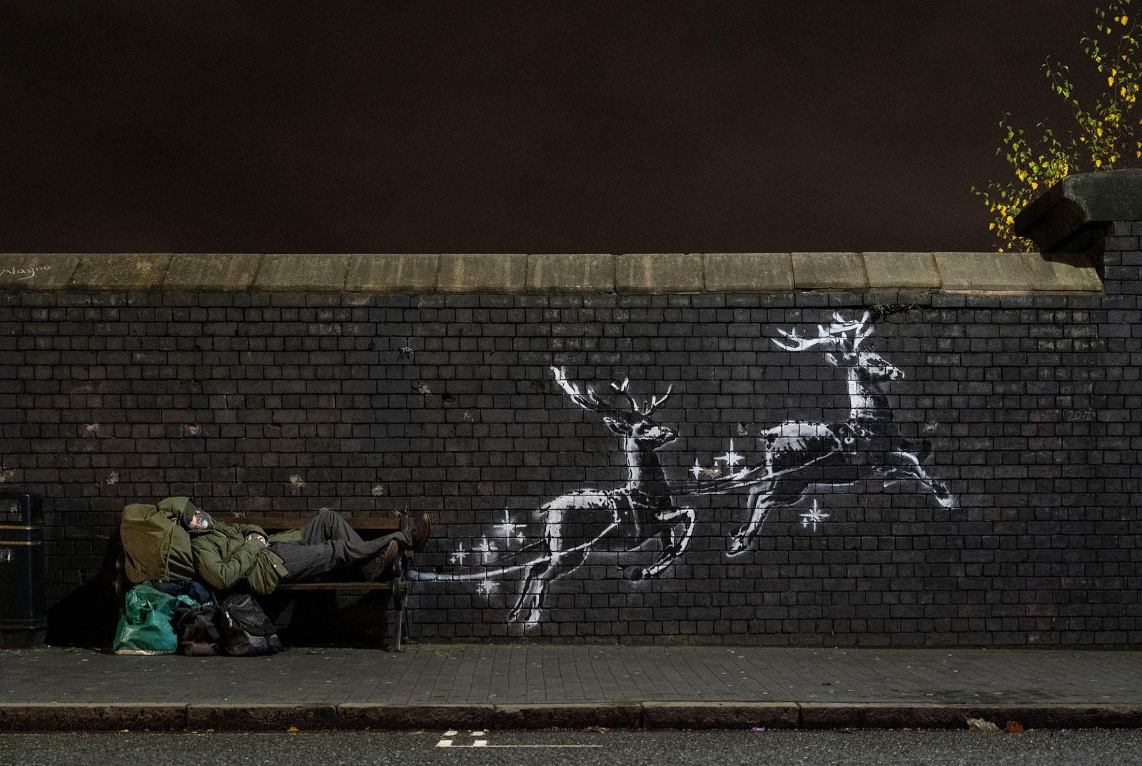 Il regalo di Banksy: un Babbo Natale senzatetto sul muro di Birmingham – Il video
