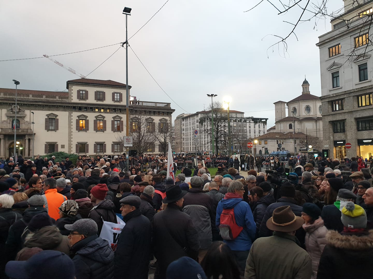 La strage di Piazza Fontana ricordata dai giovani: «Mano fascista, Milano non dimentica» – Il video