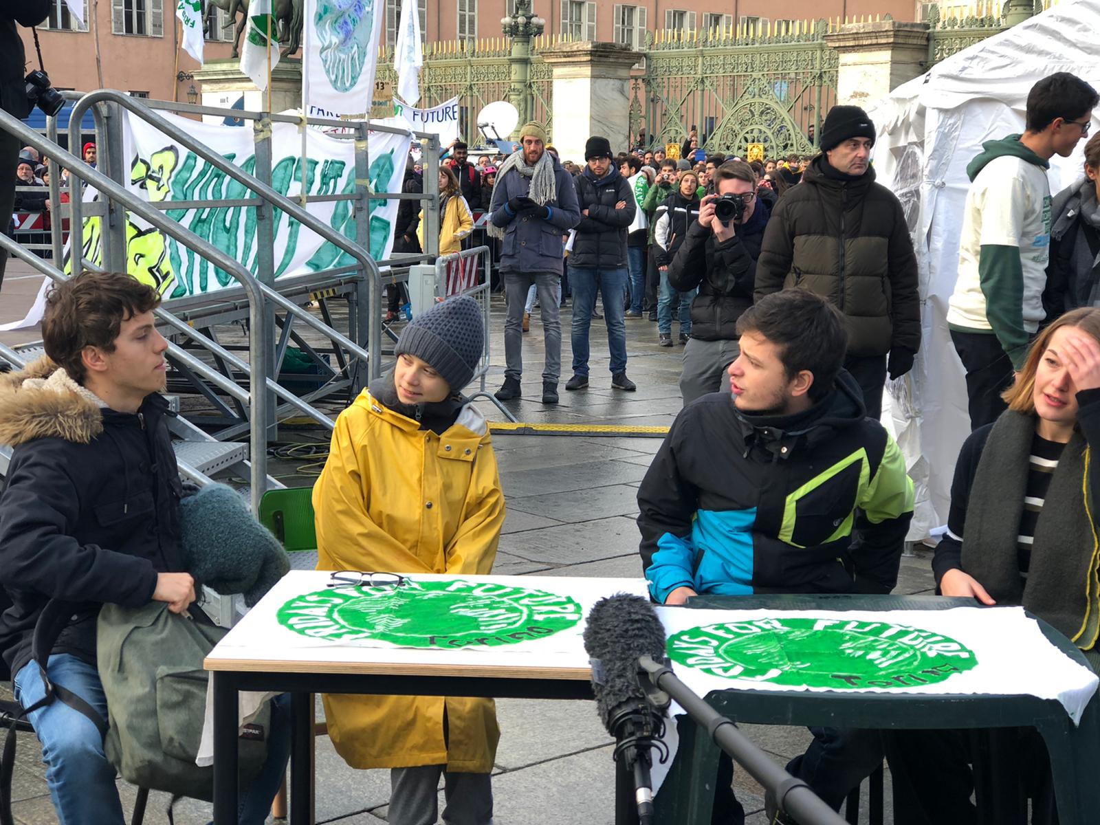 Greta si commuove sul palco: «Noi giovani dobbiamo combattere per il clima, è il nostro futuro». E parte un «Bella ciao» – Il video
