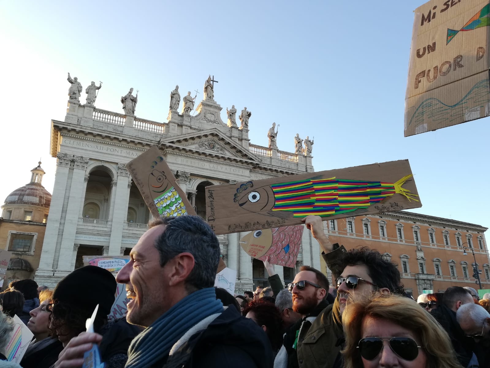 Sardine a Roma, la piazza canta “Bella Ciao”, ma c’è spazio anche per l’inno di Mameli e Gaber- Video