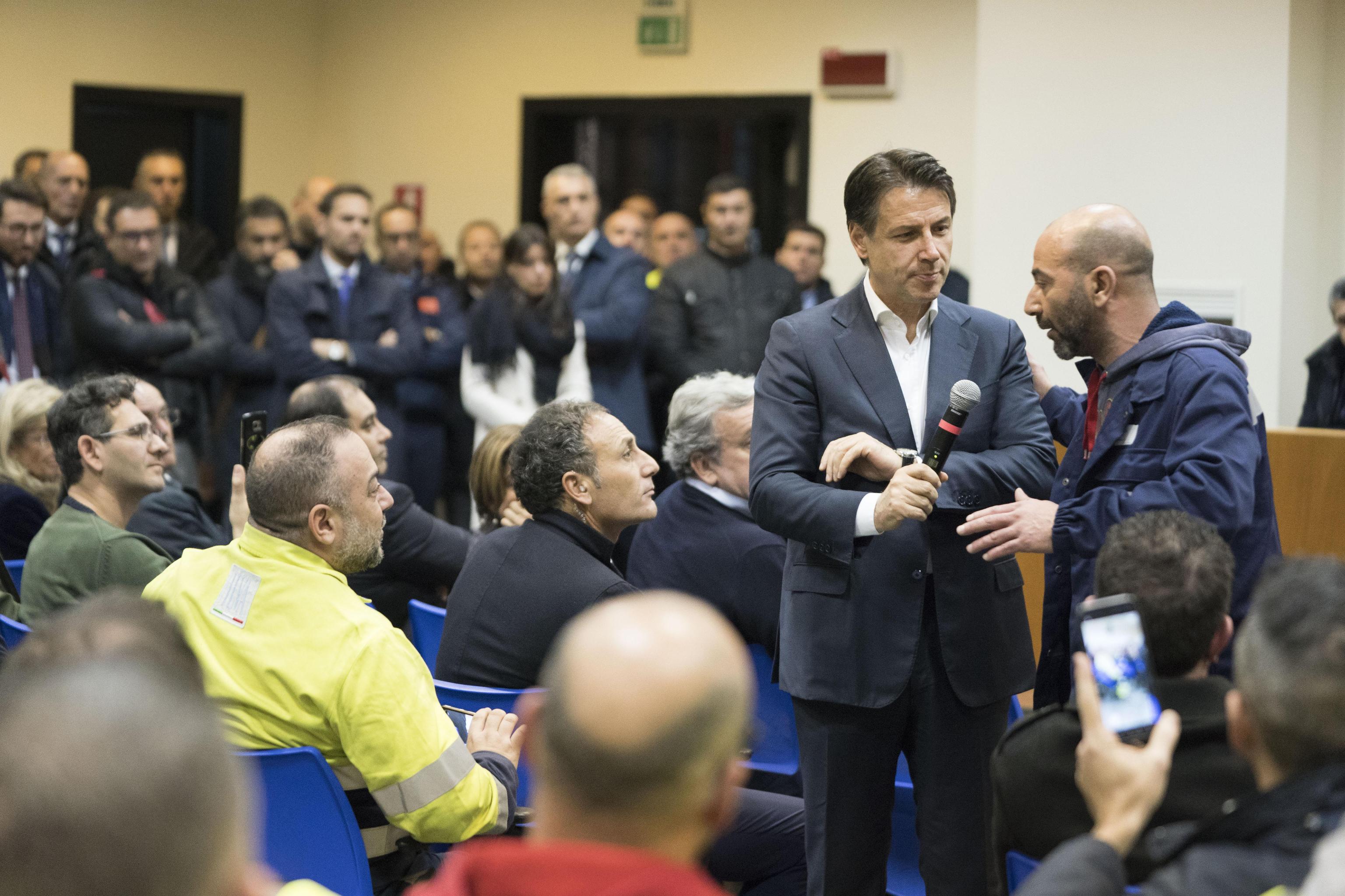 Il presidente del Consiglio, Giuseppe Conte, durante la visita all?impianto siderurgico ArcelorMittal (ex Ilva) di Taranto, 24 dicembre 2019.
ANSA/UFFICIO STAMPA PALAZZO CHIGI/FILIPPO ATTILI
+++ ANSA PROVIDES ACCESS TO THIS HANDOUT PHOTO TO BE USED SOLELY TO ILLUSTRATE NEWS REPORTING OR COMMENTARY ON THE FACTS OR EVENTS DEPICTED IN THIS IMAGE; NO ARCHIVING; NO LICENSING +++