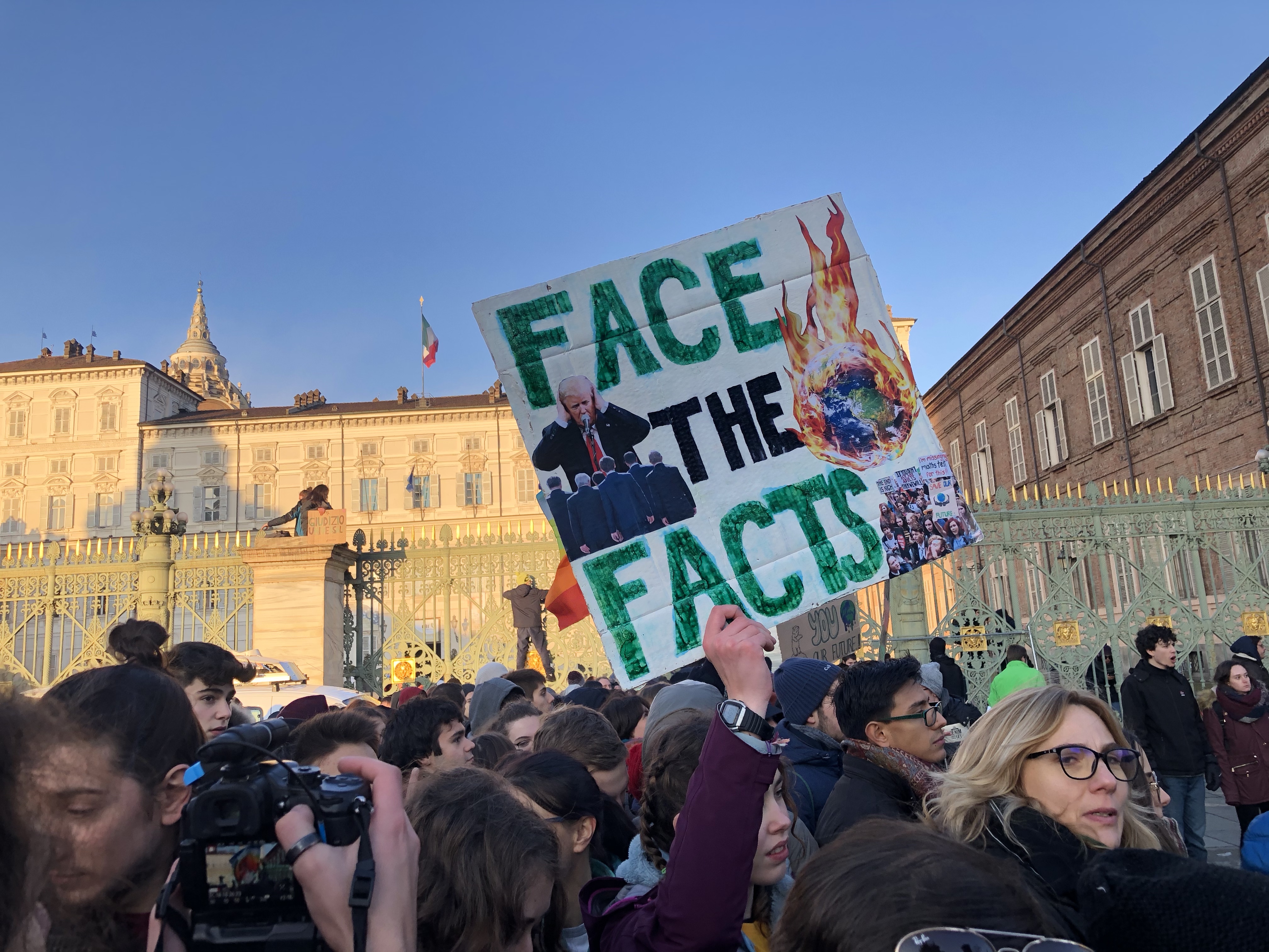 Fridays for Future, la rabbia dei ragazzi in piazza con Greta: «Noi ci diamo da fare per il clima, voi adulti vi nascondete senza fare niente» – Il video
