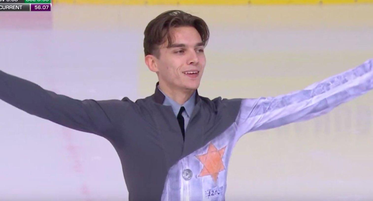 Ma davvero quel costume e questa esibizione sono insultanti? Dite la vostra, se volete, sulla nostra pagina Facebook