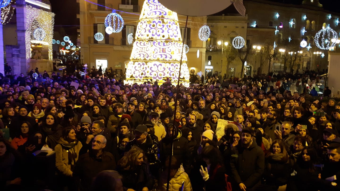Le Sardine nuotano in piazza a Matera e Reggio Calabria: «C’è voglia di riscatto, si è riaccesa la speranza» – Il video