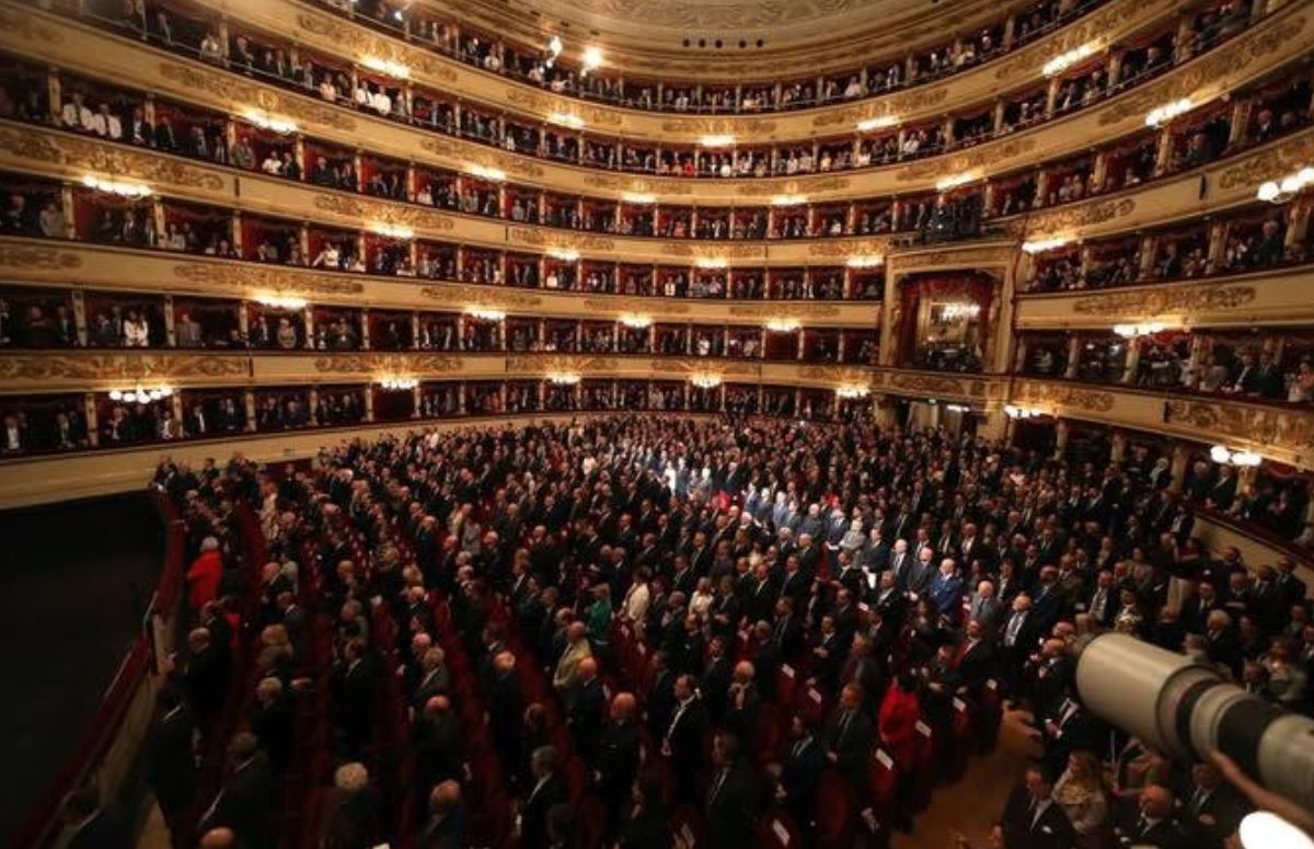 Prima della Scala, è il giorno della Tosca: 5 minuti di applausi per Mattarella – Il video