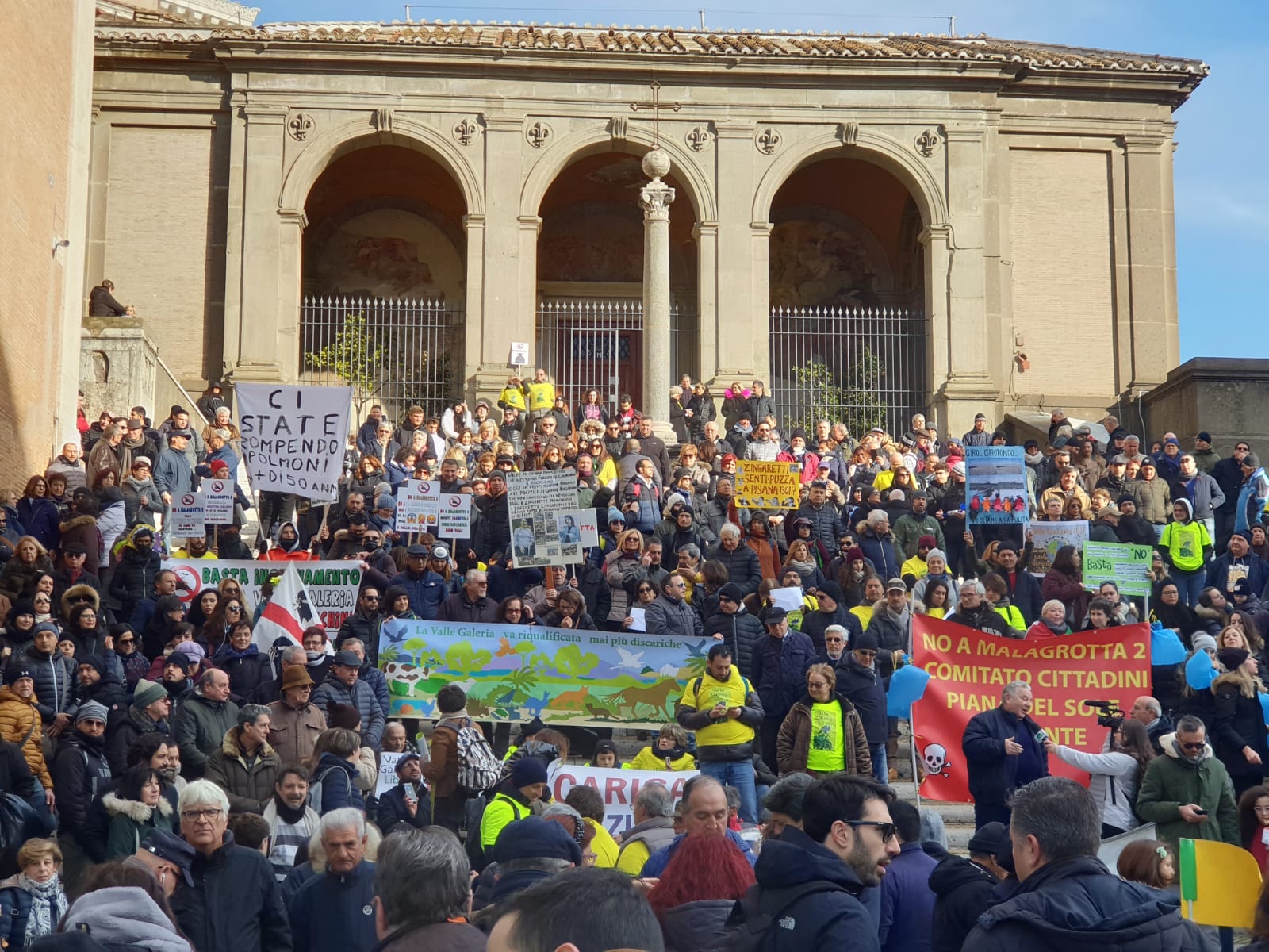 La rabbia dei romani in Campidoglio: «No alla discarica a Ponte Galeria. Raggi buffona» – Video