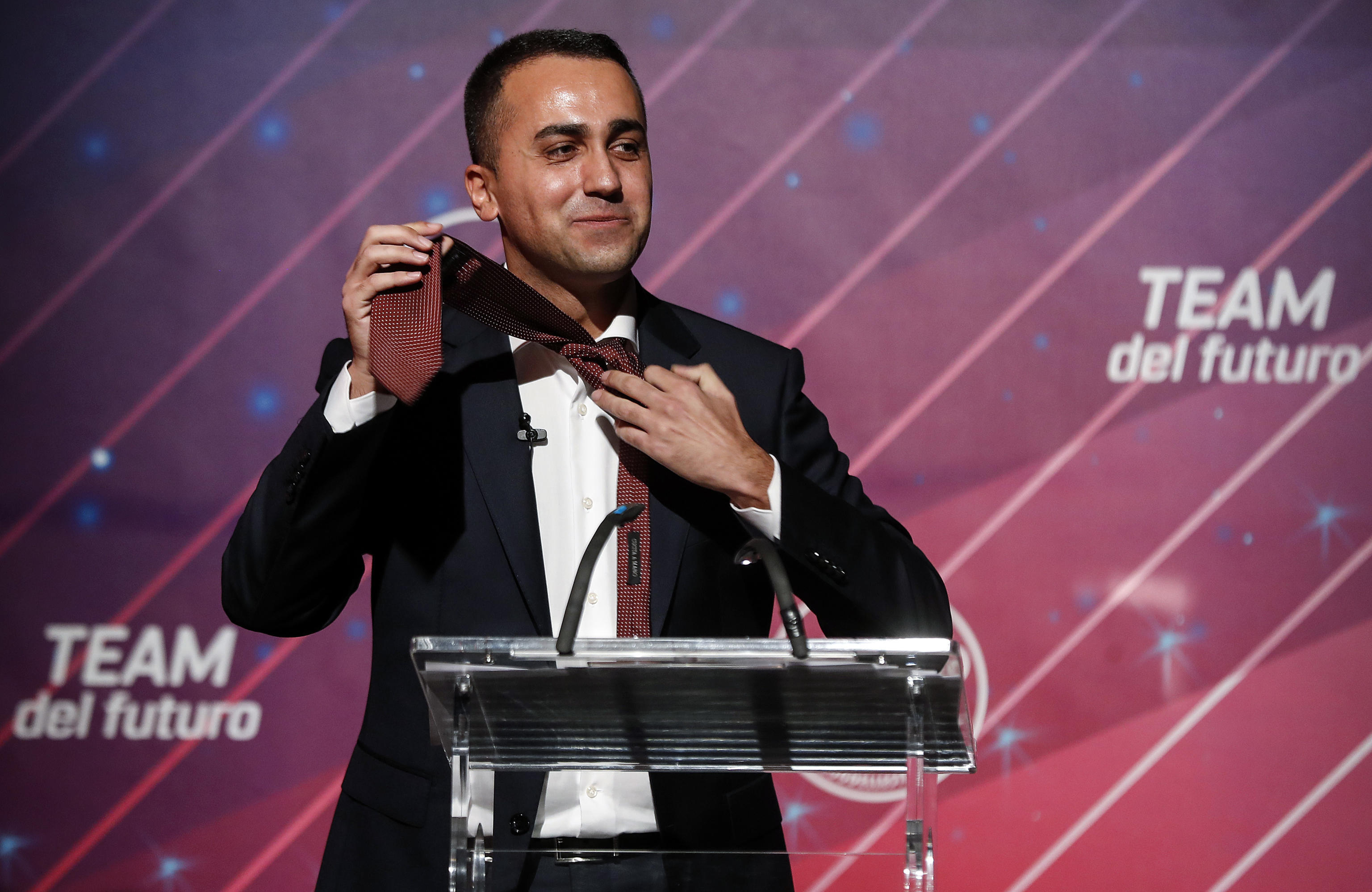 Luigi Di Maio  si toglie la cravatta al termine del suo intervento alla presentazione dei facilitatori regionali del Movimento 5 Stelle, Tempio di Adriano, Roma, 22 gennaio 2020. ANSA/RICCARDO ANTIMIANI