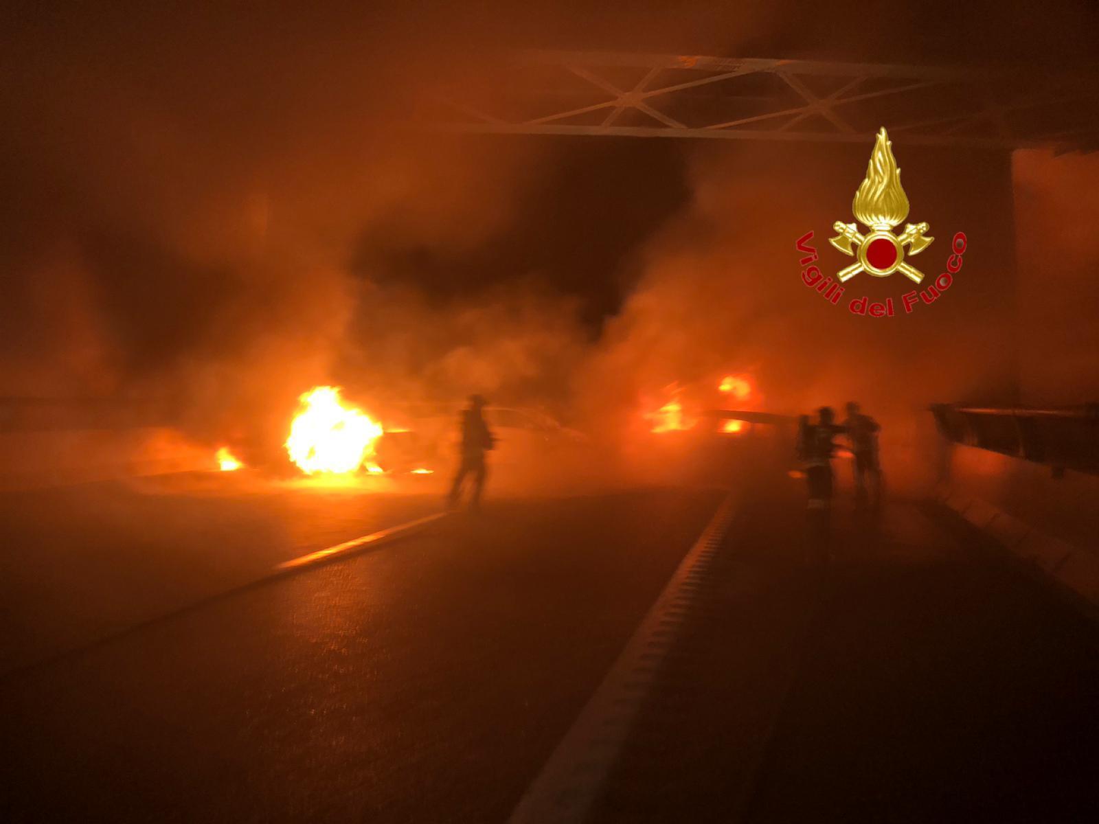 Diversi veicoli sono stati dati alle fiamme lungo sull'A1, all'altezza di Lodi Vecchio. Si ipotizza ci sia stato un tentativo di assalto a un portavalori. ANSA