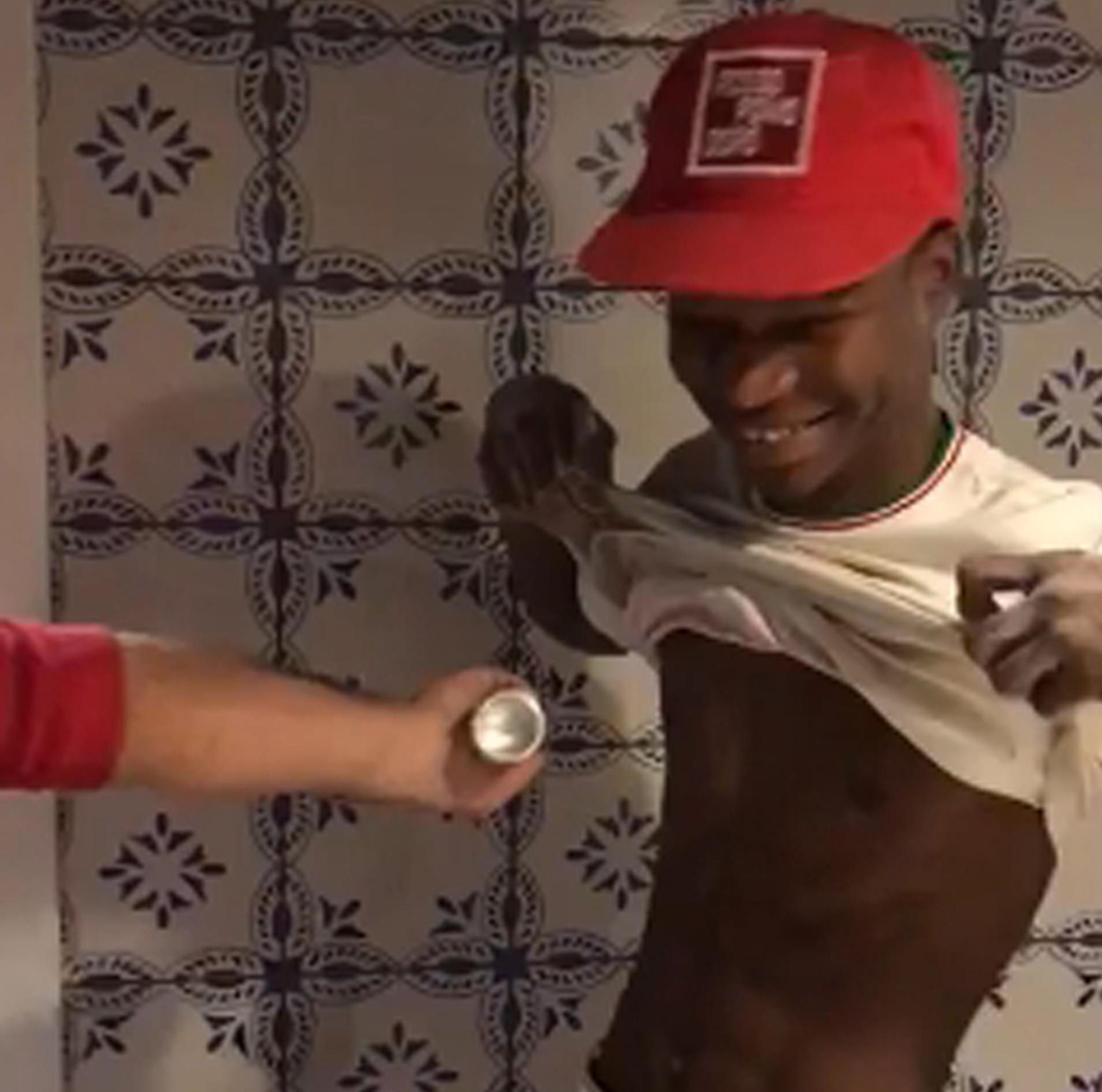 Un fermo immagine tratto da un video postato sul profilo Facebook 'La voce del migrante' e diventato virale, che mostra un dipendente di Rossopomodoro mentre spruzza deodorante ad alcuni colleghi stranieri con commenti del tipo "non ce l'avete questo a casa? E perché non ve lo mettete?" mentre una voce fuoricampo parla di "disinfestazione". L'azienda si è si dissociato fermamente dal comportamento che è apparso discriminatorio. Milano, 28 gennaio 2019. FERMO IMMAGINE DA FACEBOOK LA VOCE DEL MIGRANTE  +++ATTENZIONE LA FOTO NON PUO' ESSERE PUBBLICATA O RIPRODOTTA SENZA L'AUTORIZZAZIONE DELLA FONTE DI ORIGINE CUI SI RINVIA+++