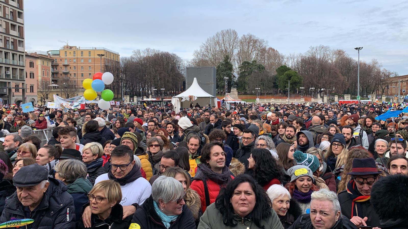 A Bologna 40mila Sardine. Santori: «I partiti non avvicinano più i cittadini alla politica» – Foto e Video
