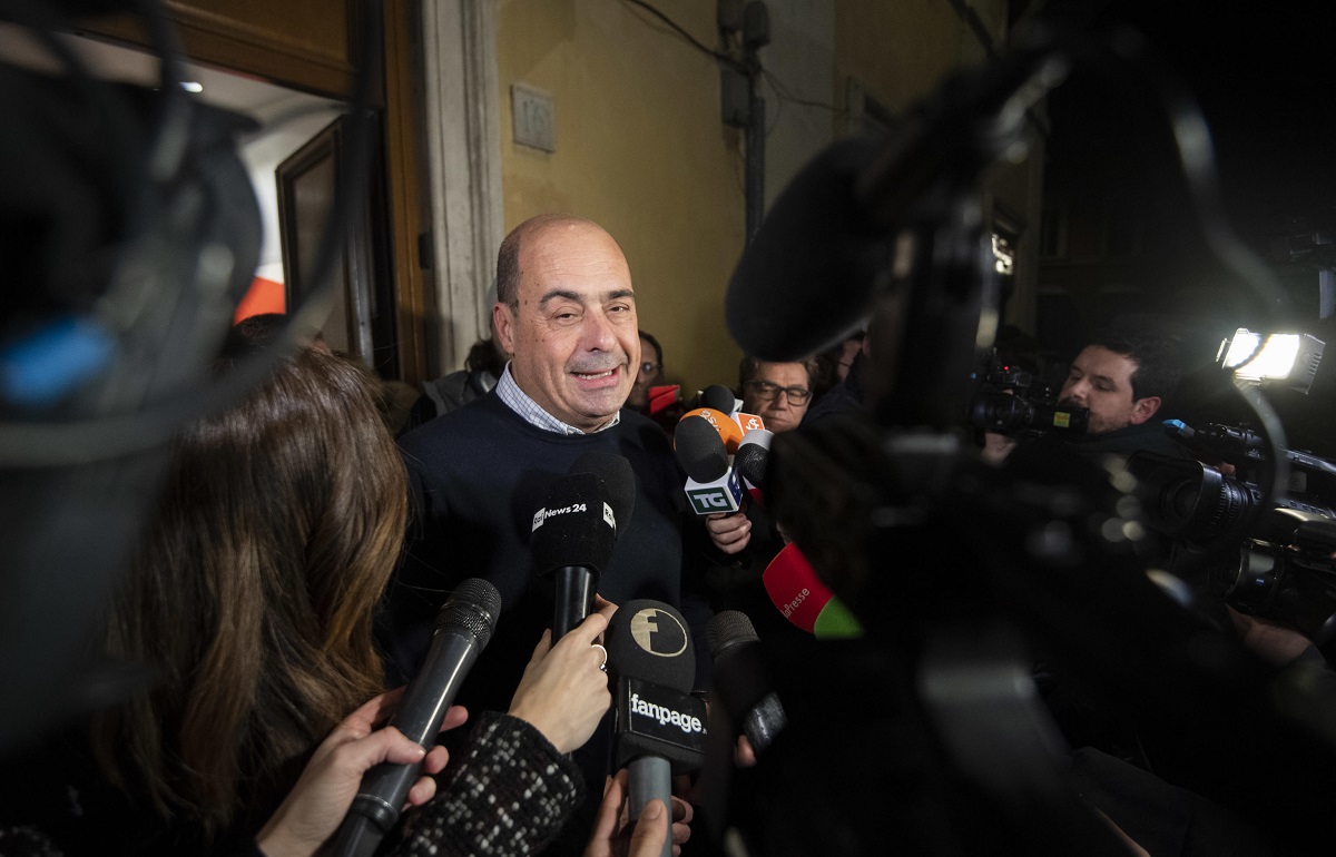 Il segretario del Partito Democratico, Nicola Zingaretti, al punto stampa allÕesterno della sede del PD in via del Nazareno a Roma, 26 gennaio 2020. ANSA/CLAUDIO PERI