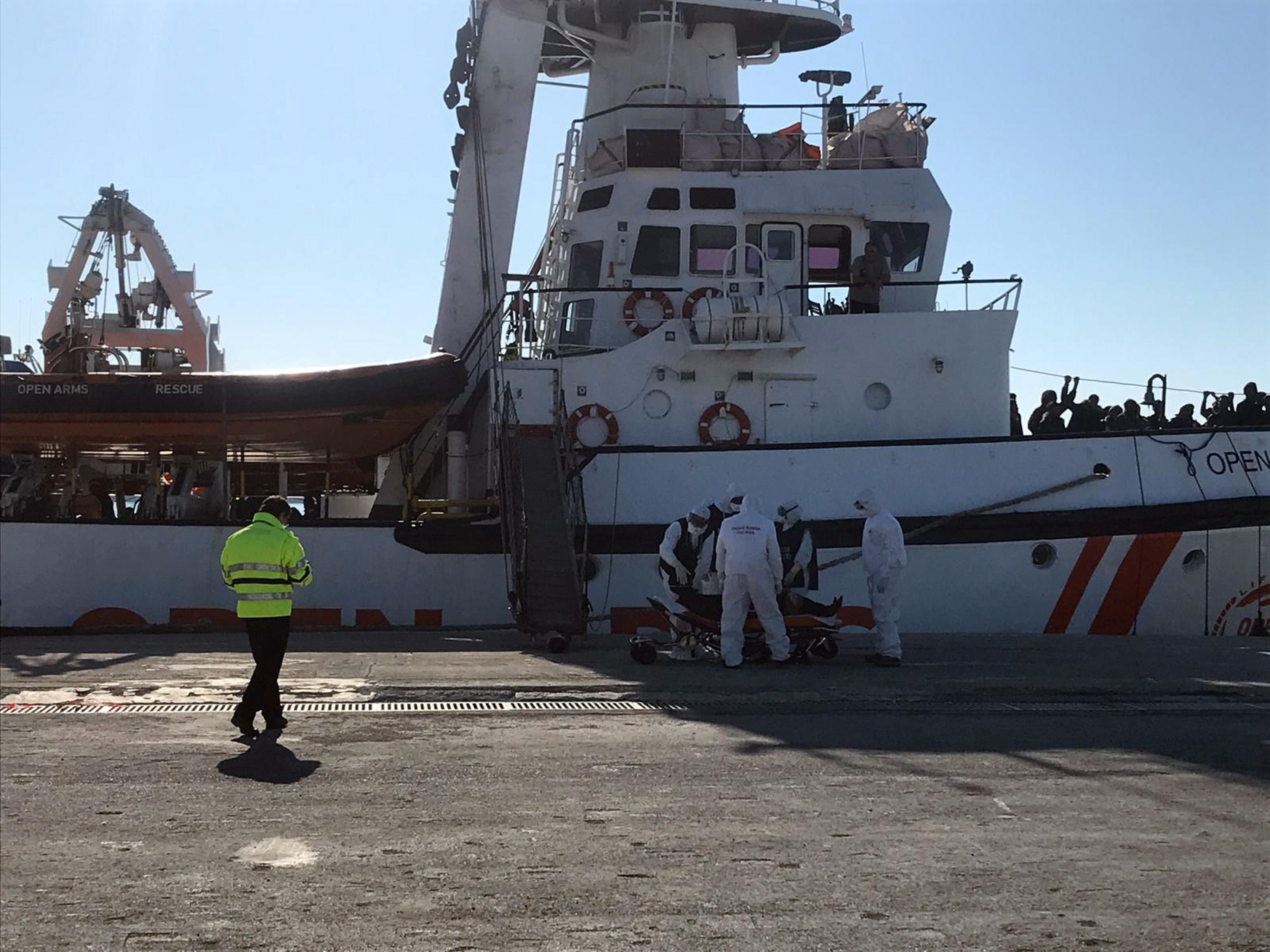 Terminato lo sbarco dei migranti a bordo della Open Arms. I migranti sono 363, in prevalenza uomini (298), 8 le donne e 57 i minori. I controlli sanitari, prima a bordo, eseguiti dal medico di porto Vincenzo Morello, e a poi in banchina con i sanitari dell'Asp 7, hanno portato al ricovero di 3 migranti: due per contusioni pregresse e una per problemi respiratori. Gli altri 360 migranti sono stati trasferiti nel locale hot spot in attesa di essere ridistribuiti negli altri paesi europei in seguito al preaccordo di Malta. ANSA / Federica Molè