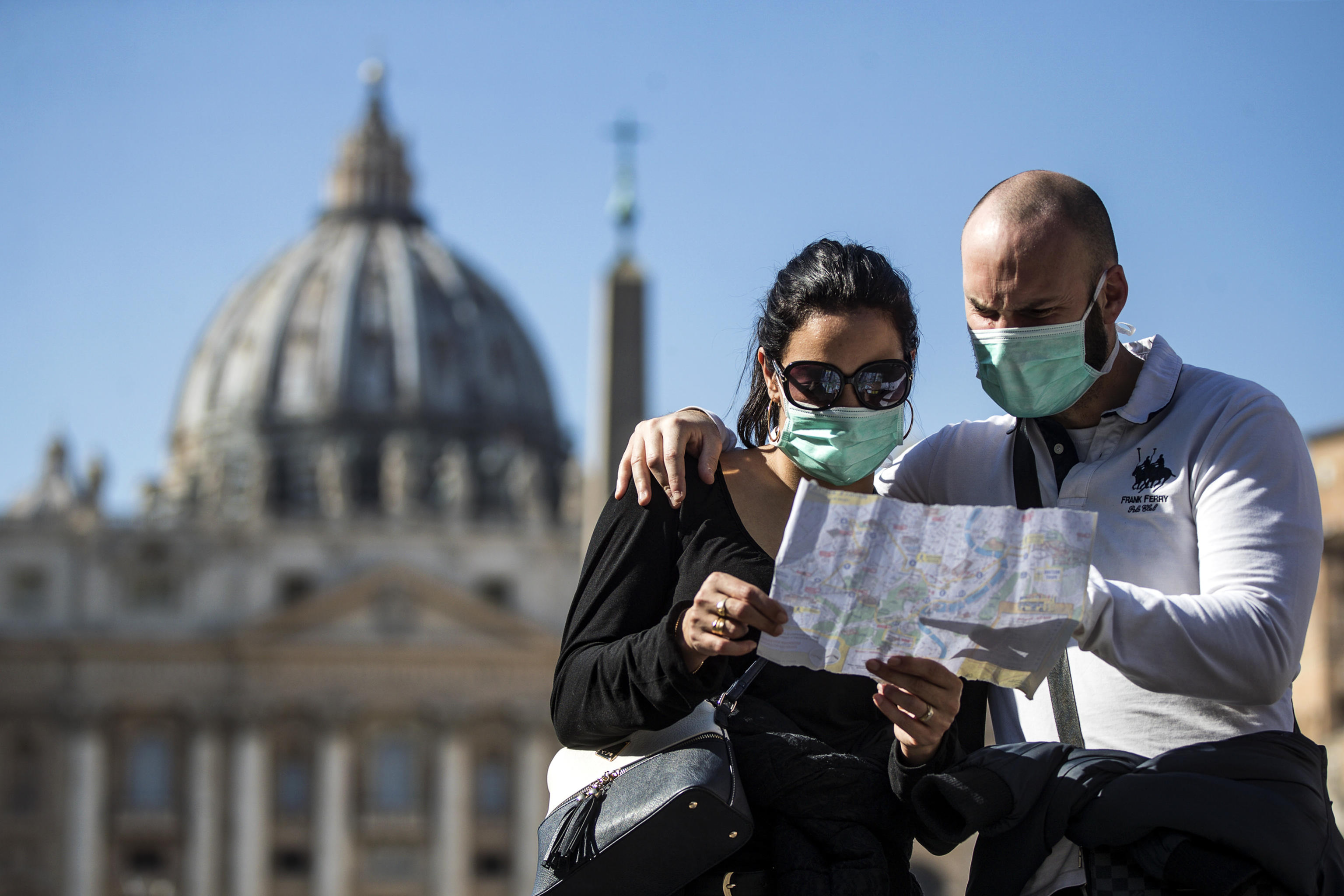 Пребывать за границей. Пандемия коронавируса в Италии. Туризм в пандемию. Туристы в Европе.