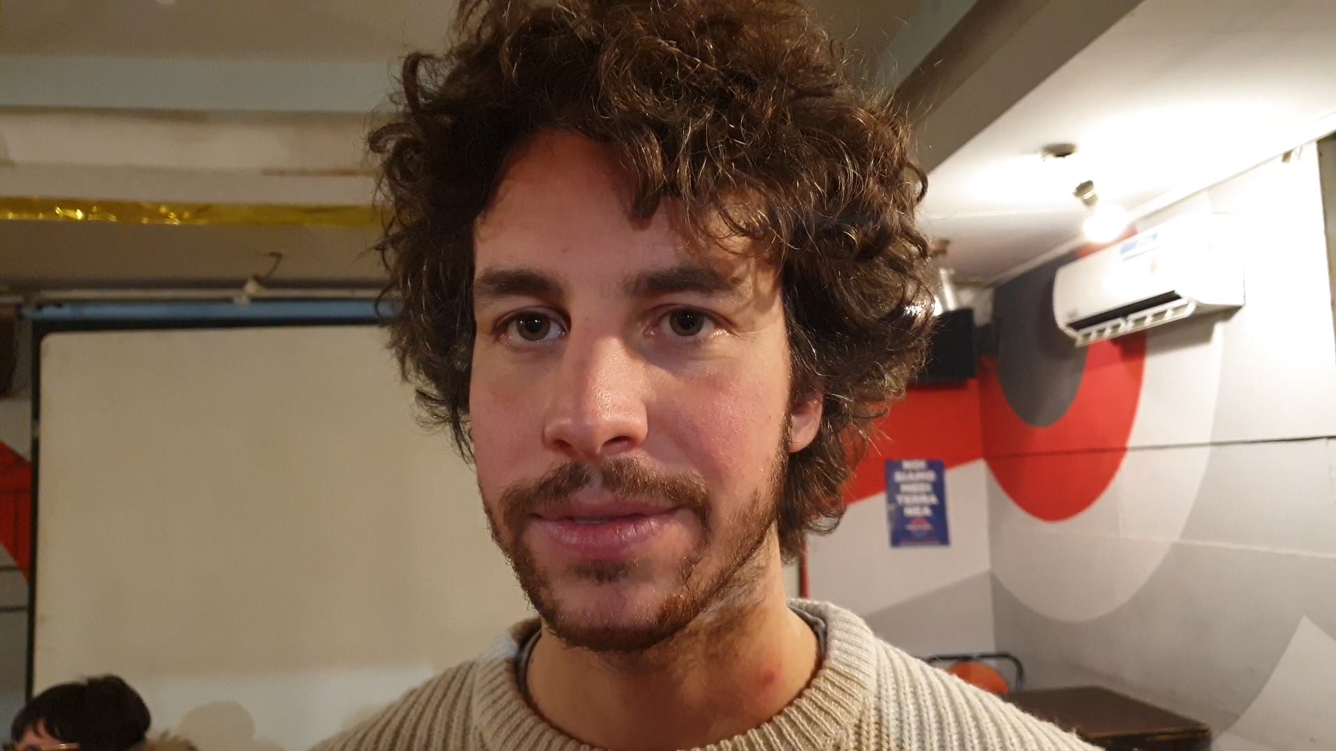 Mattia Santori e le Sardine si riuniscono a Milano: «È la prima di molte tappe in giro per l’Italia» – Il video