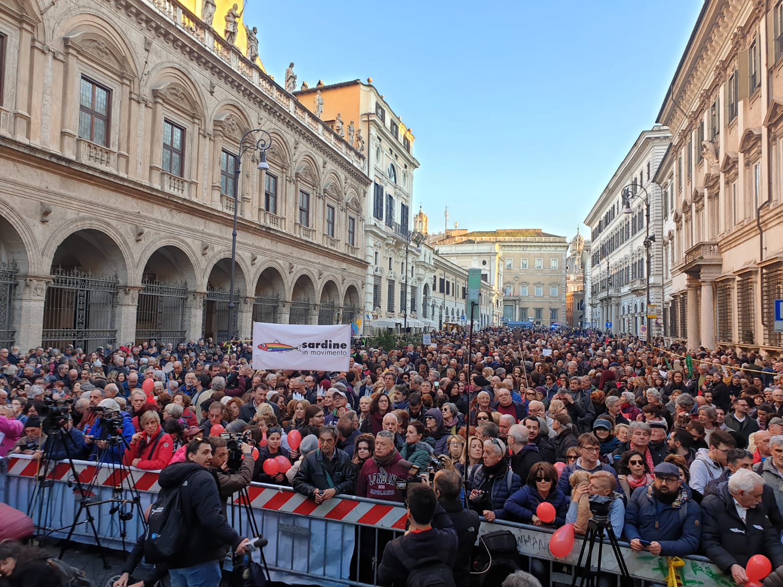Sardine in piazza a Roma contro Salvini. Ma senza i quattro fondatori – Il video