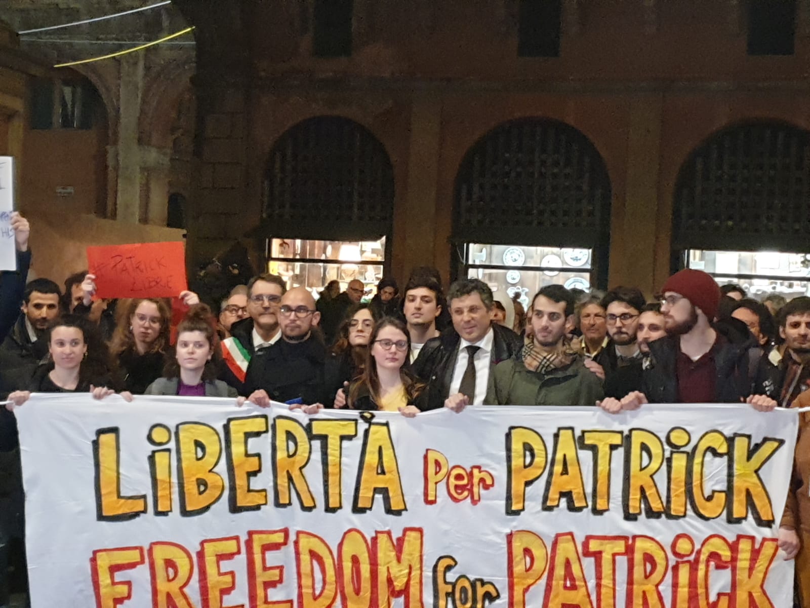 Bologna, l’università e la città in piazza per Patrick Zaki. La sorella: «É meraviglioso» – Foto e video