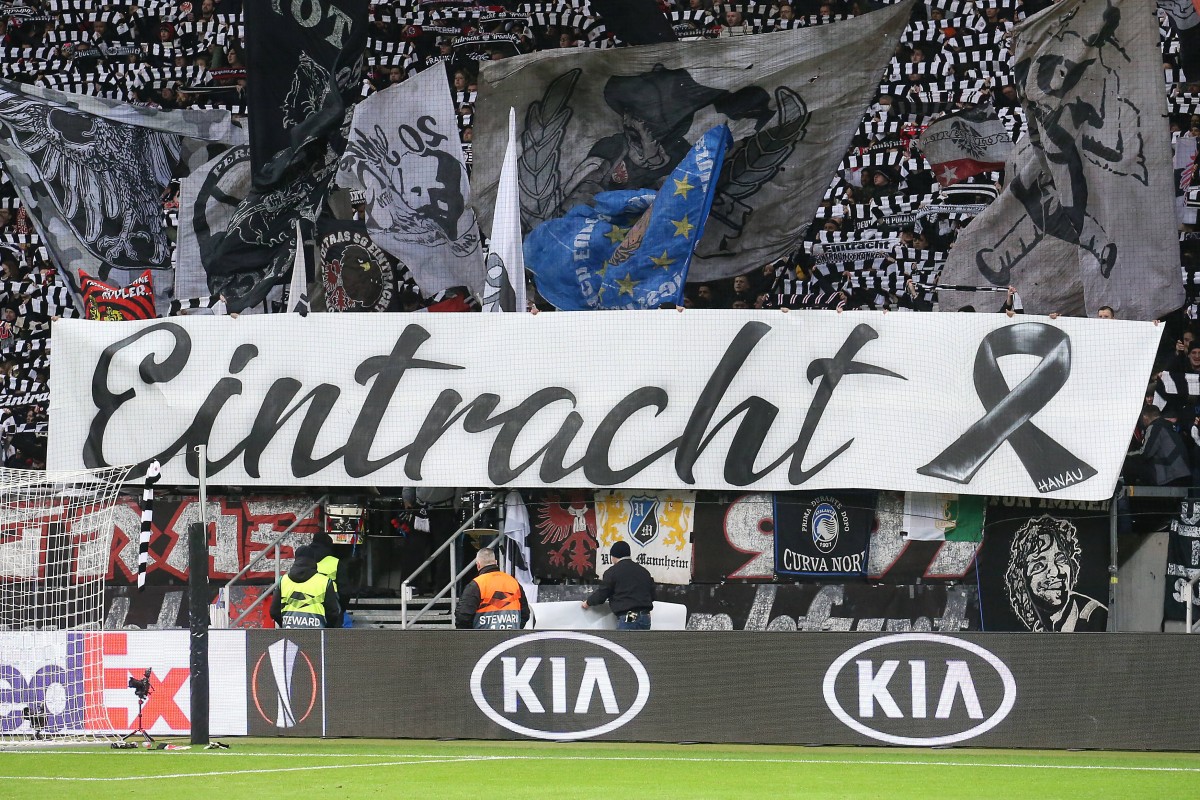Eintracht – Salisburgo: interrotto minuto di silenzio per le vittime di Hanau. I tifosi intonano: «Fuori i nazisti»
