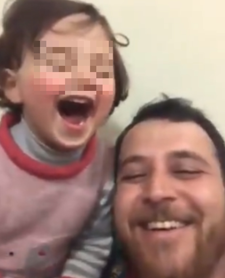 Siria, “ridere sotto le bombe”: il gioco di un padre per proteggere dalla guerra la figlia di 3 anni
