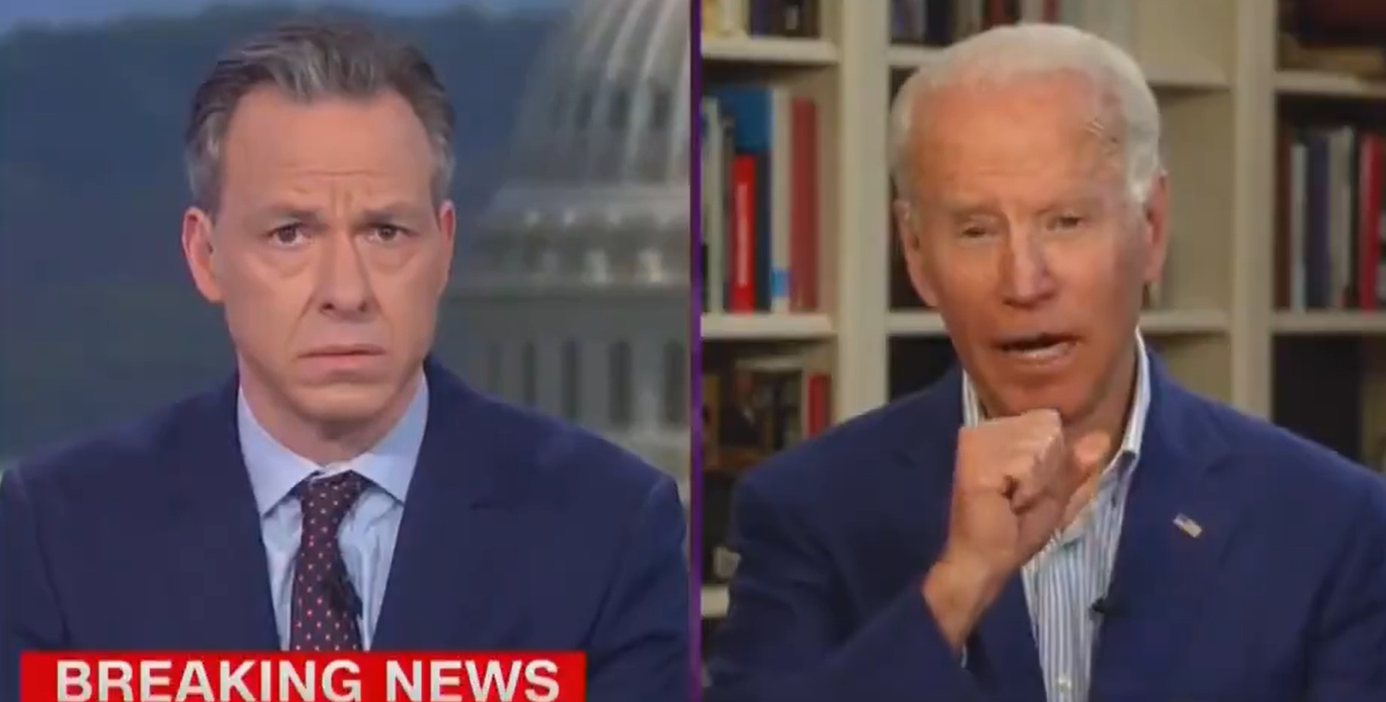 Coronavirus, la gaffe di Biden: tossisce sulla mano in diretta tv – Il video