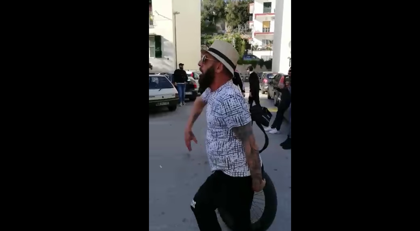 Coronavirus, a Pozzuoli fanno festa per strada in 50 come se nulla fosse. Il sindaco: «Li denuncio tutti» – Video