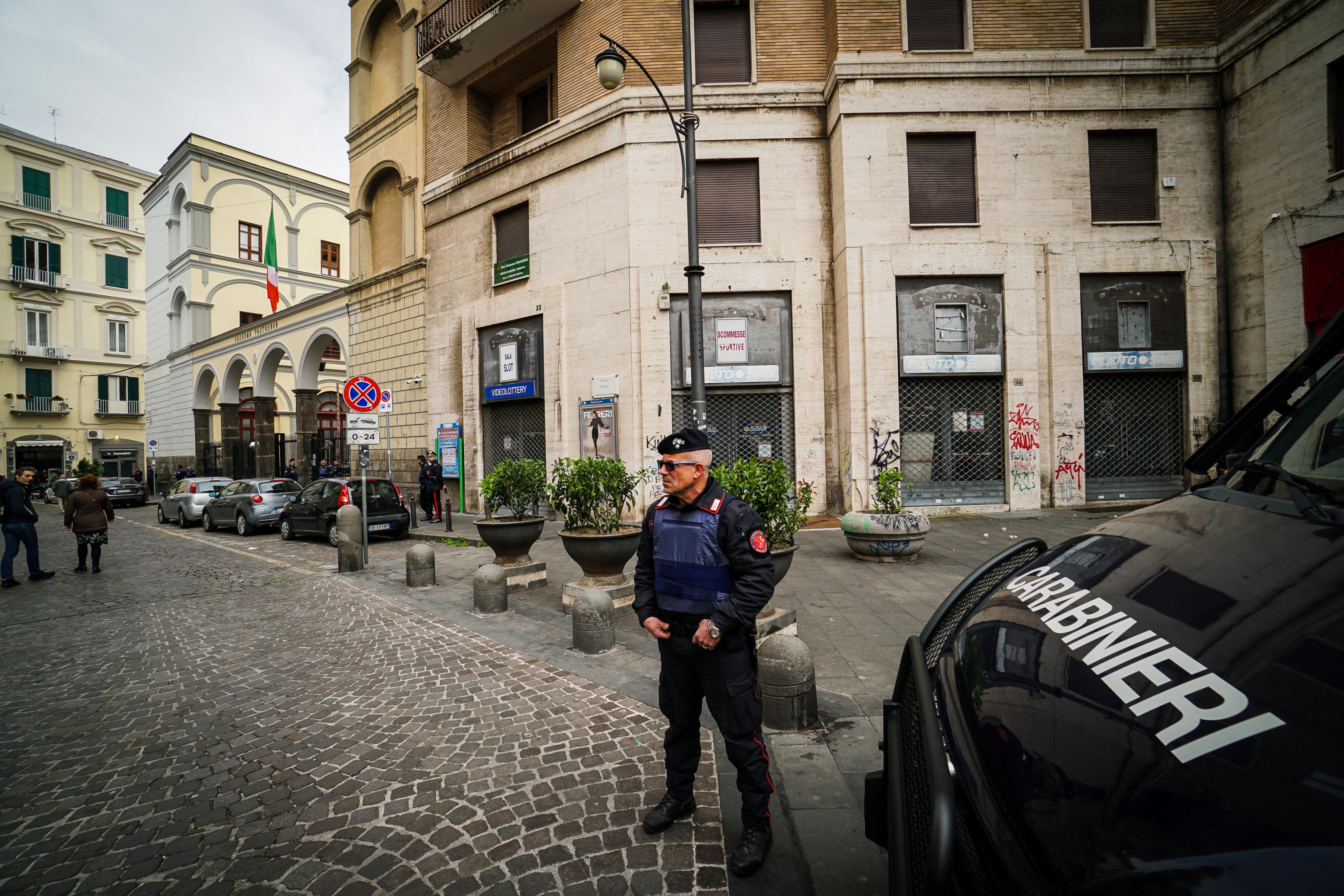 La caserma Pastrengo, sede del comando provinciale dei Carabinieri di Napoli, 01 Marzo 2020. Quattro colpi di pistola sono stati sparati ad altezza d'uomo la notte scorsa contro la sede del Comando provinciale dei carabinieri di Napoli, vicino al passo carraio, da due persone a bordo di uno scooter mentre si trovava nella caserma il 17enne complice del tentativo di rapina ai danni di un carabiniere in abiti civili nel corso del quale è morto un 15enne.
ANSA/CESARE ABBATE