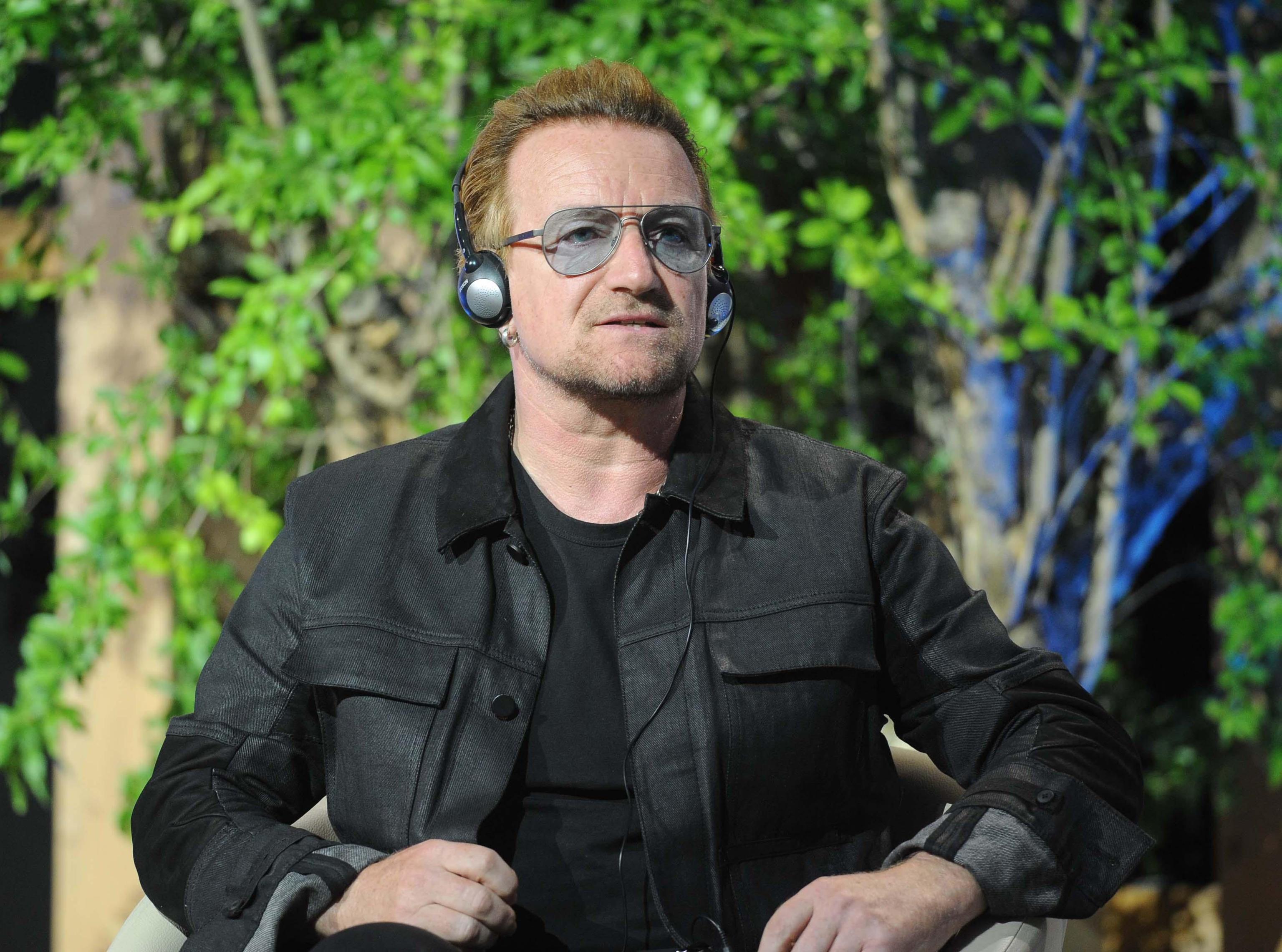 Irish leader of U2 Bono Vox with Italian Premier Matteo Renzi (R) during their visit at Expo 2015 in Milan, 6 September 2015. ANSA / STEFANO PORTA