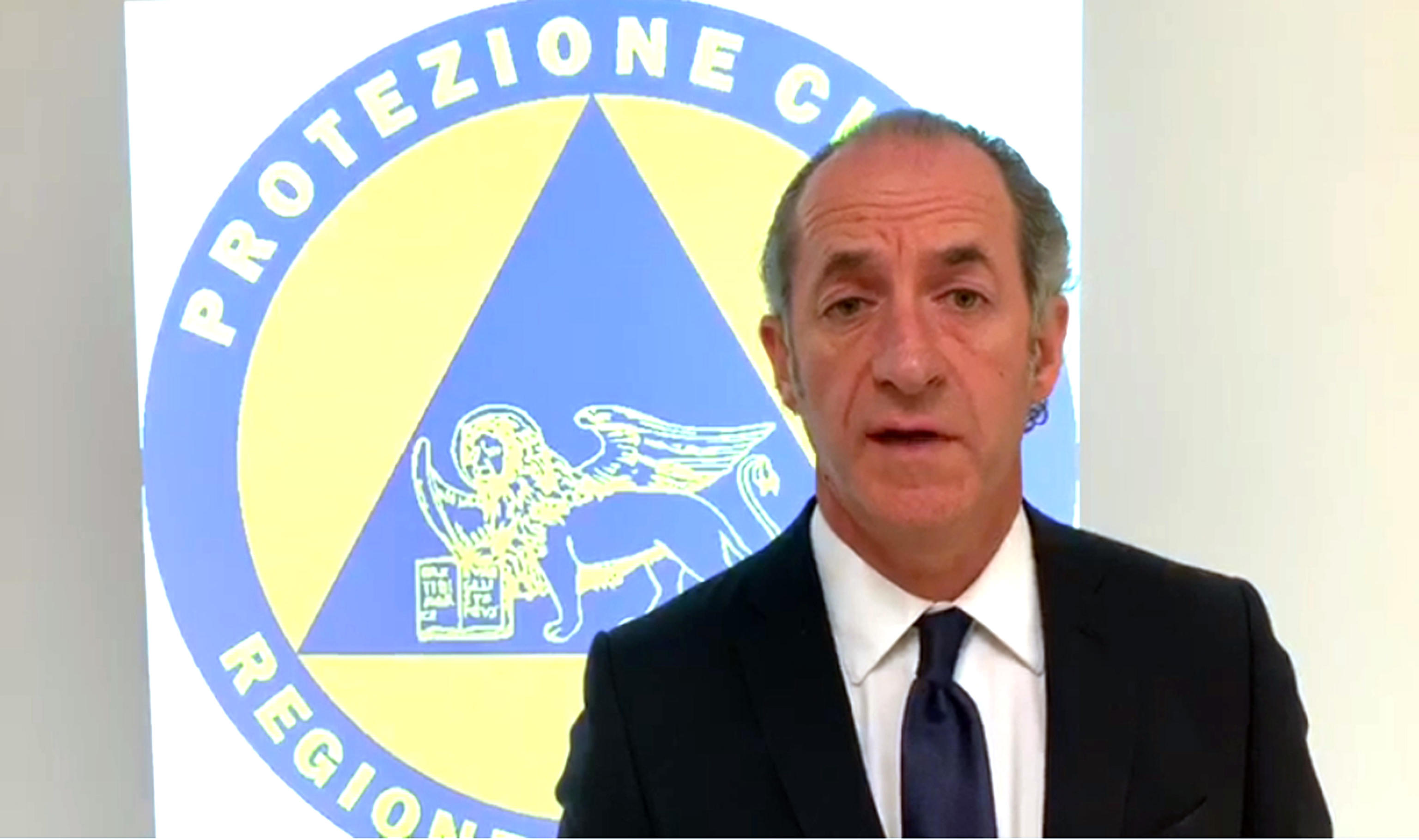 "In queste ore, all'esterno dei Pronto Soccorso di vari ospedali, stiamo allestendo delle tende specificamente attrezzate che possono essere estremamente utili per molte necessità. Siamo sul pezzo. Già adesso disponiamo di strutture come queste per un totale di 900 posti, che mettiamo in campo, prevedendo anche il peggio, per fungere da polmone di sfogo in caso di arrivo di molti pazienti". Lo dice il Presidente della Regione del Veneto Luca Zaia.
ANSA