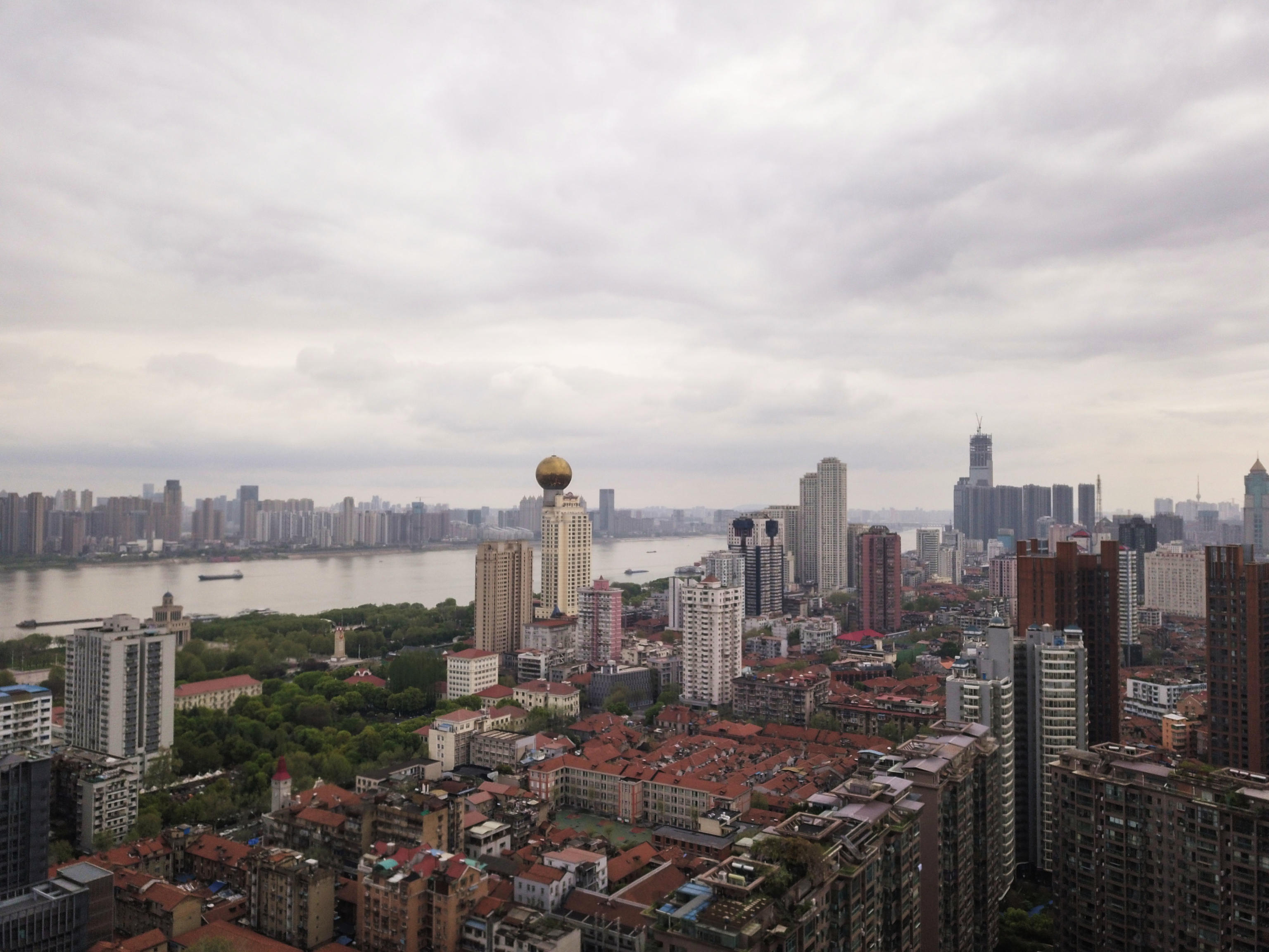A general view of Wuhan, China's central Hubei province on March 28, 2020, after travel restrictions into the city were eased following two months of lockdown due to the COVID-19 coronavirus outbreak. - The Chinese city of 11 million people that was Ground Zero for what became the global coronavirus pandemic partly reopened on March 28 after more than two months of almost total isolation. (Photo by Hector RETAMAL / AFP)