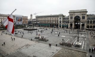 Piazza Duomo semideserta nella prima domenica di marzo a Milano
