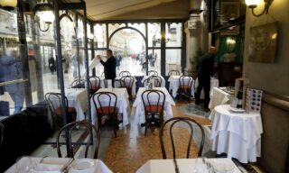 Il famoso Ristorante Biffi vuoto nell'orario di pranzo in Galleria Vittorio Emanuele a Milano, 28 febbraio 2020