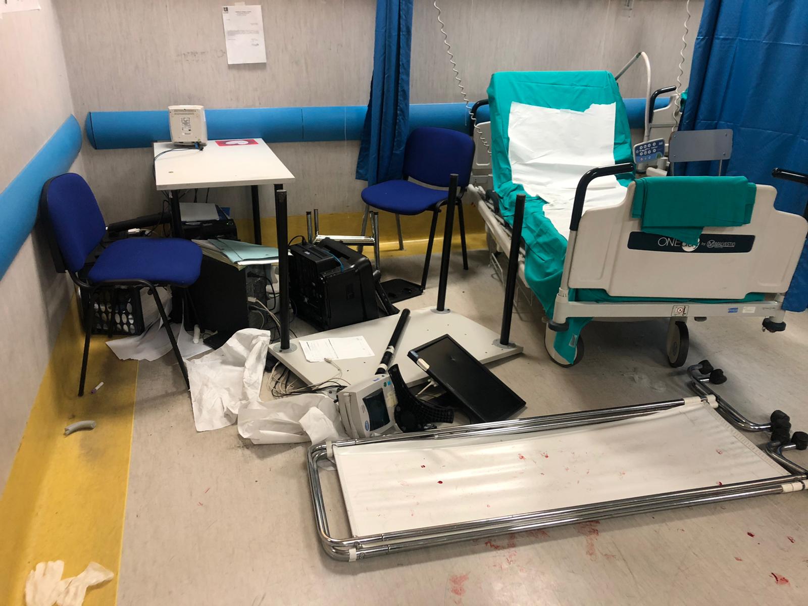 Grave tensione a Napoli: un 15enne tenta rapina a carabiniere in borghese e viene ucciso. Ospedale devastato