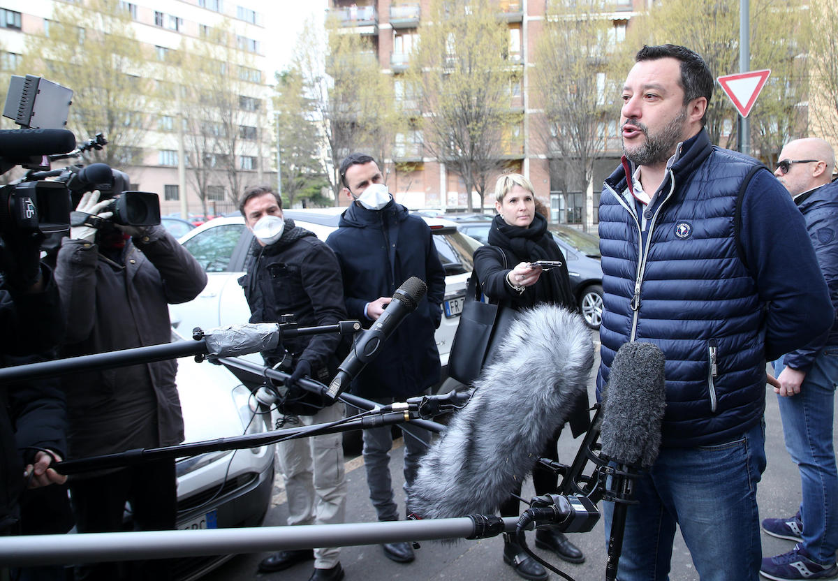 Il segretario della Lega Matteo Salvini incontra la stampa prima di  donare il sangue in un centro Avis. Da quando è iniziata l'emergenza del Coronavirus il numero dei donatori di sangue si è drasticamente ridotto. Milano 13 Marzo 2020.
ANSA / MATTEO BAZZI
