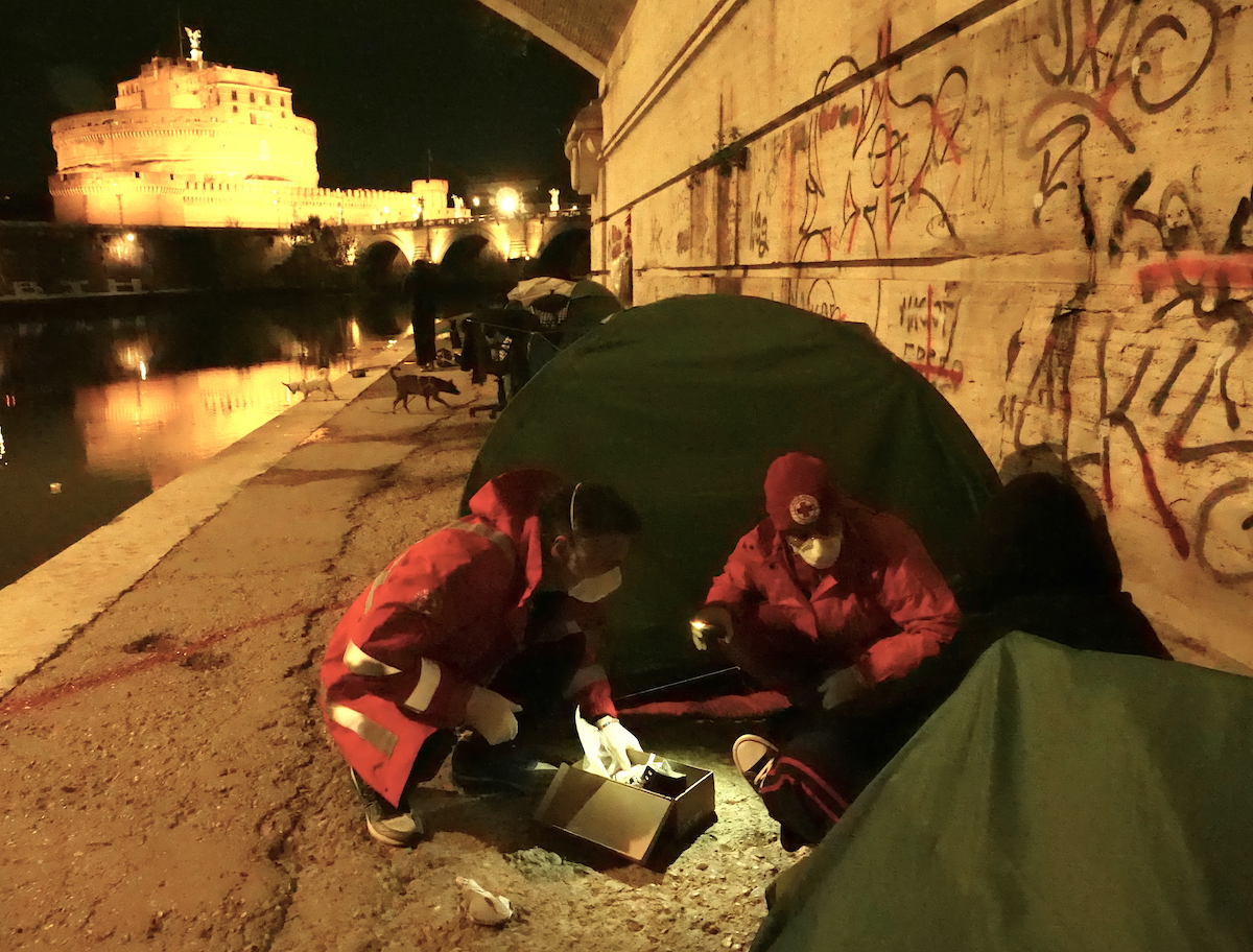 Coronavirus, tra i senzatetto di Roma con la Croce Rossa, Raoul Bova e Rocío Muñoz Morales